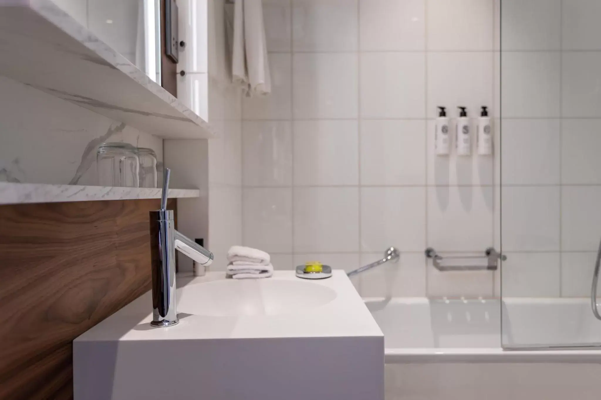 Classic Queen Room with Balcony in InterContinental Paris Champs Elysées Etoile by IHG Classic Queen Room with Balcony in InterContinental Paris Champs Elysées Etoile by IHG