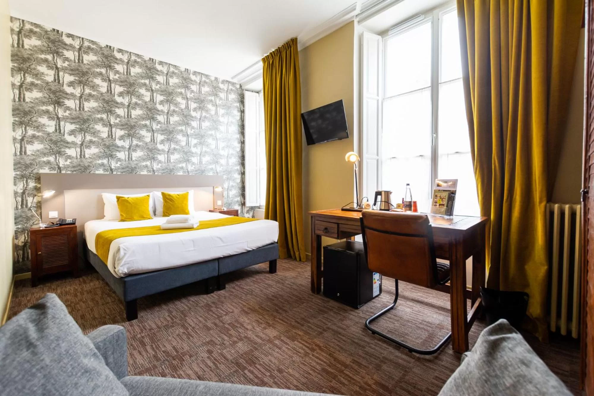 Bed in Logis Hôtel Le Vert Galant