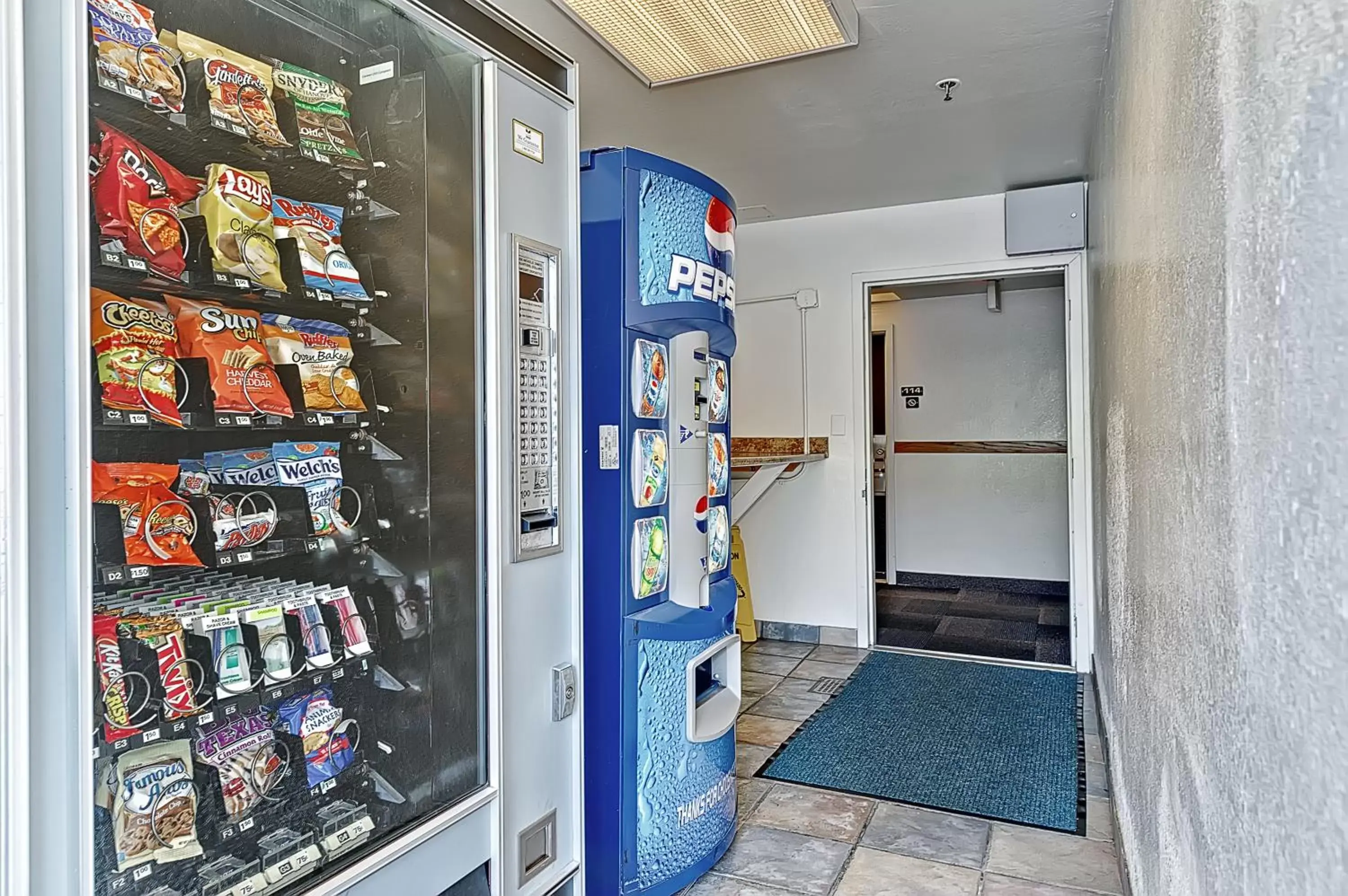 Food and drinks, Supermarket/Shops in Motel 6-Glenview, IL - Chicago North