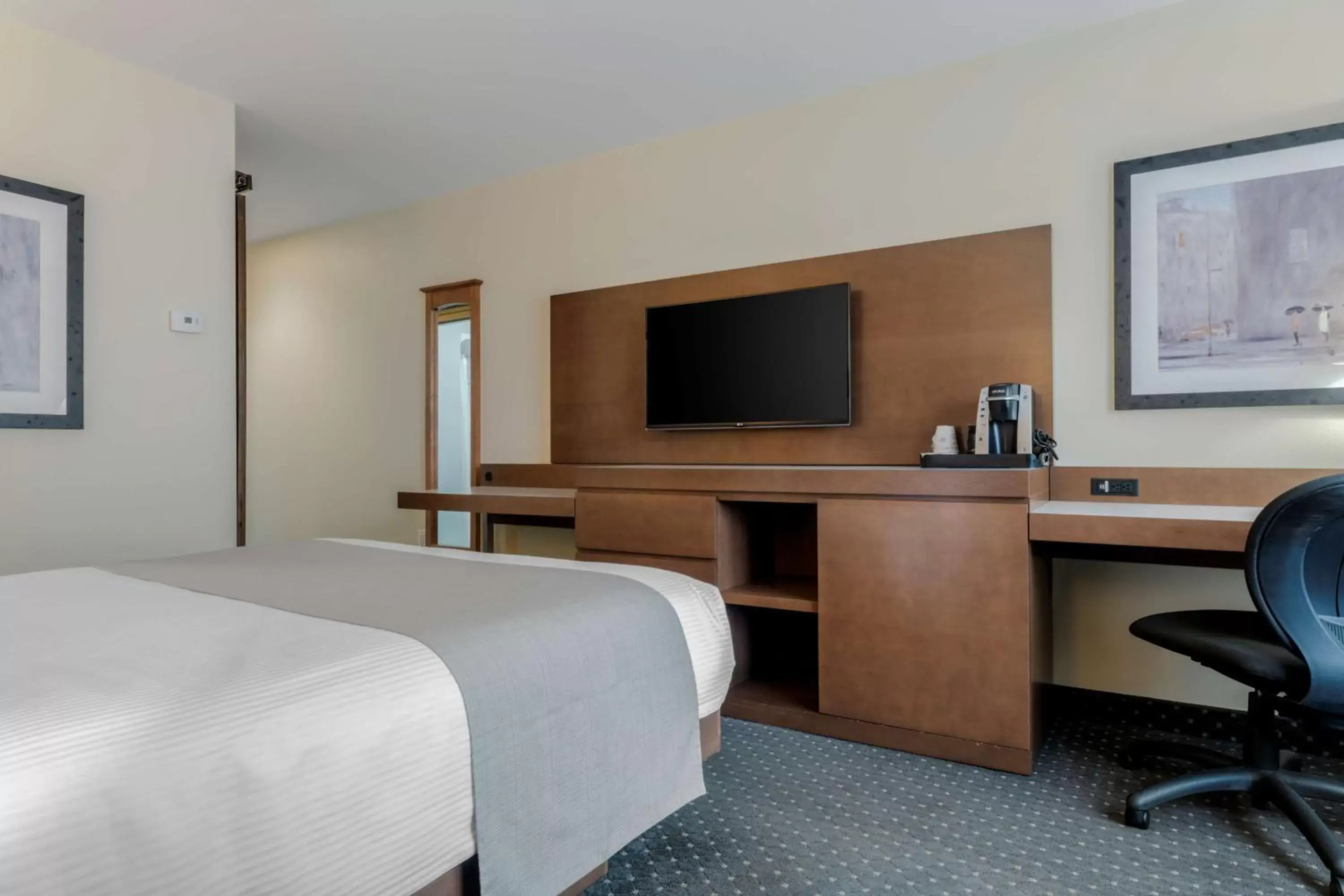 Bedroom, TV/Entertainment Center in Best Western Plus Woodstock Hotel Conference Centre