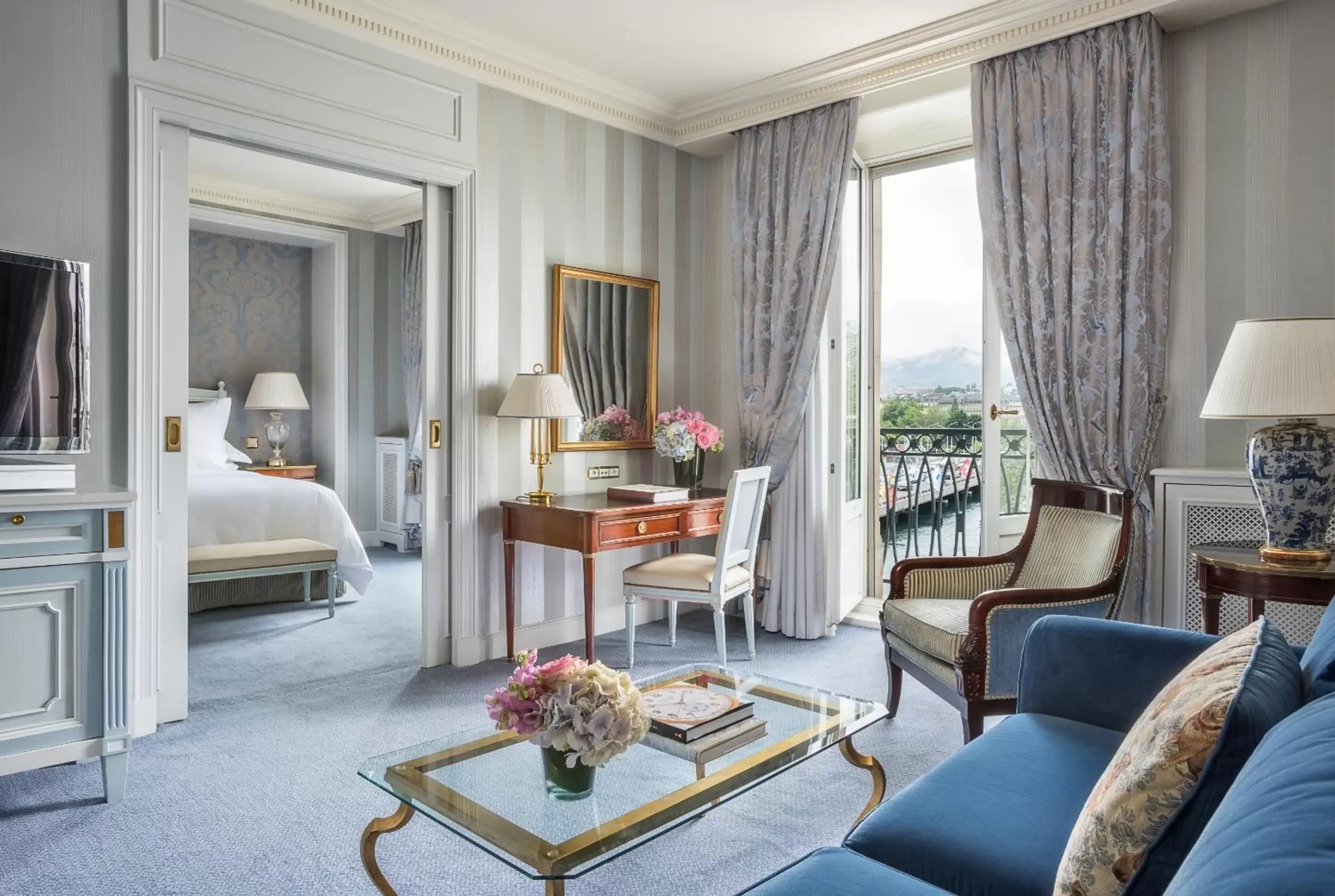 Four Seasons Executive Suite king bed in Four Seasons Hotel des Bergues Geneva