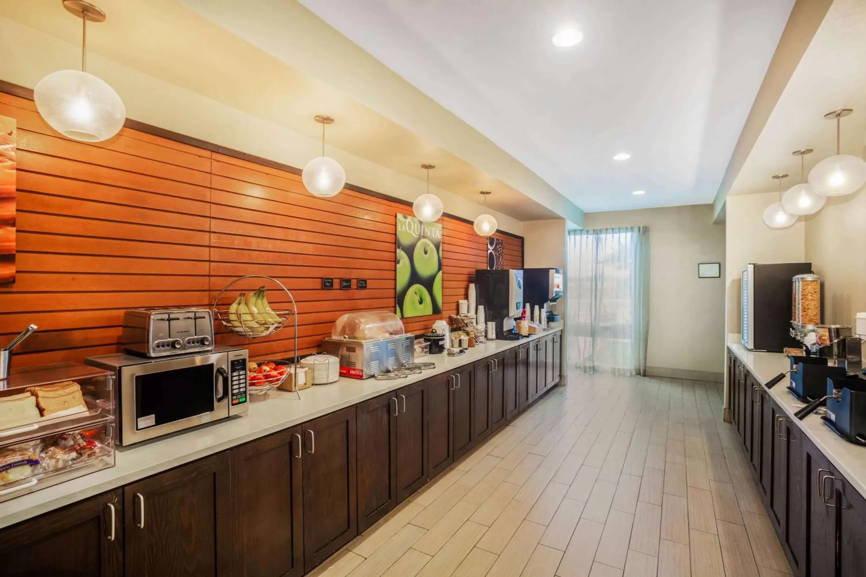 Restaurant/places to eat, Kitchen/Kitchenette in La Quinta Inn & Suites by Wyndham Beeville