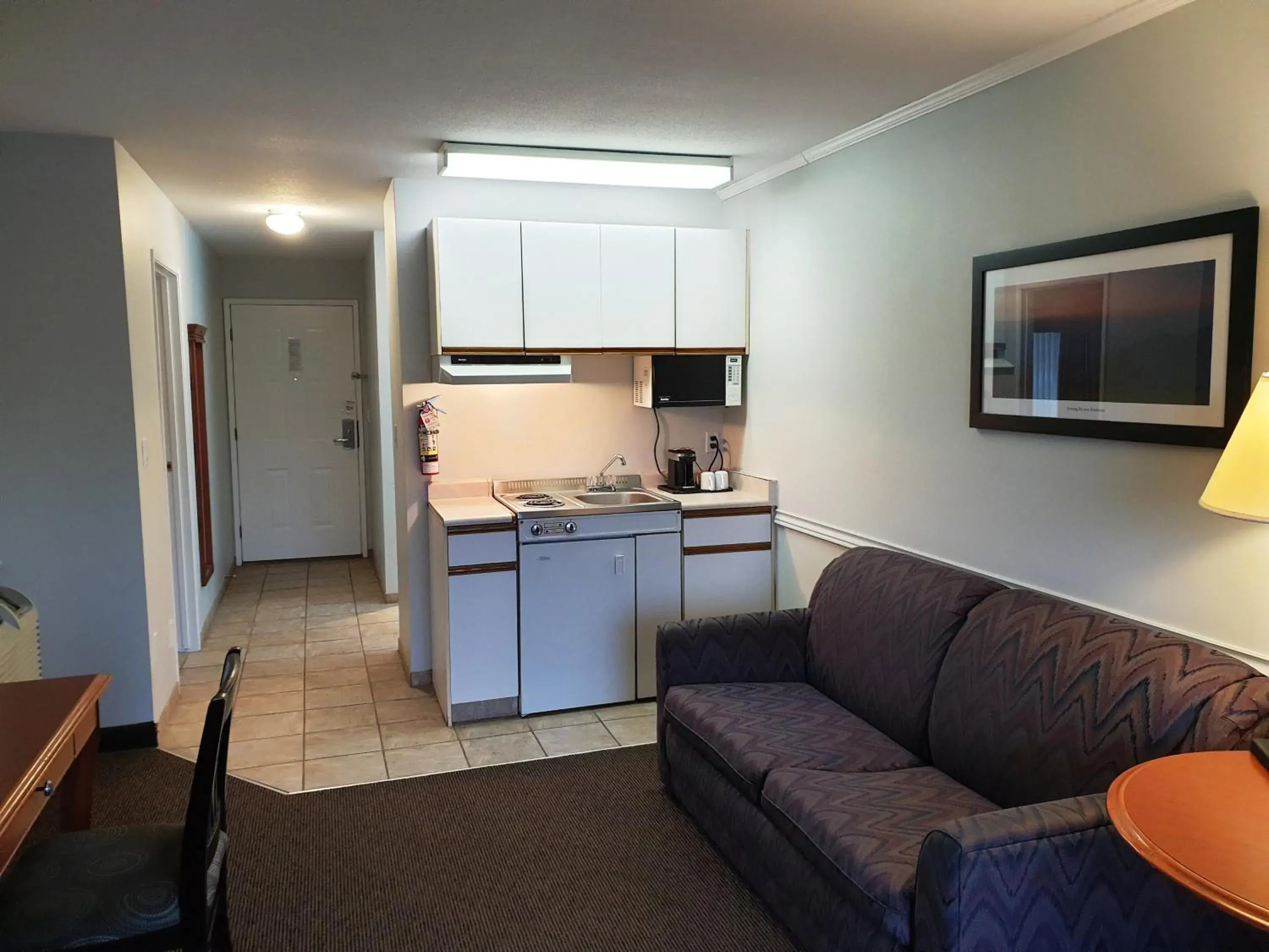 Kitchen/Kitchenette in Riverland Inn & Suites