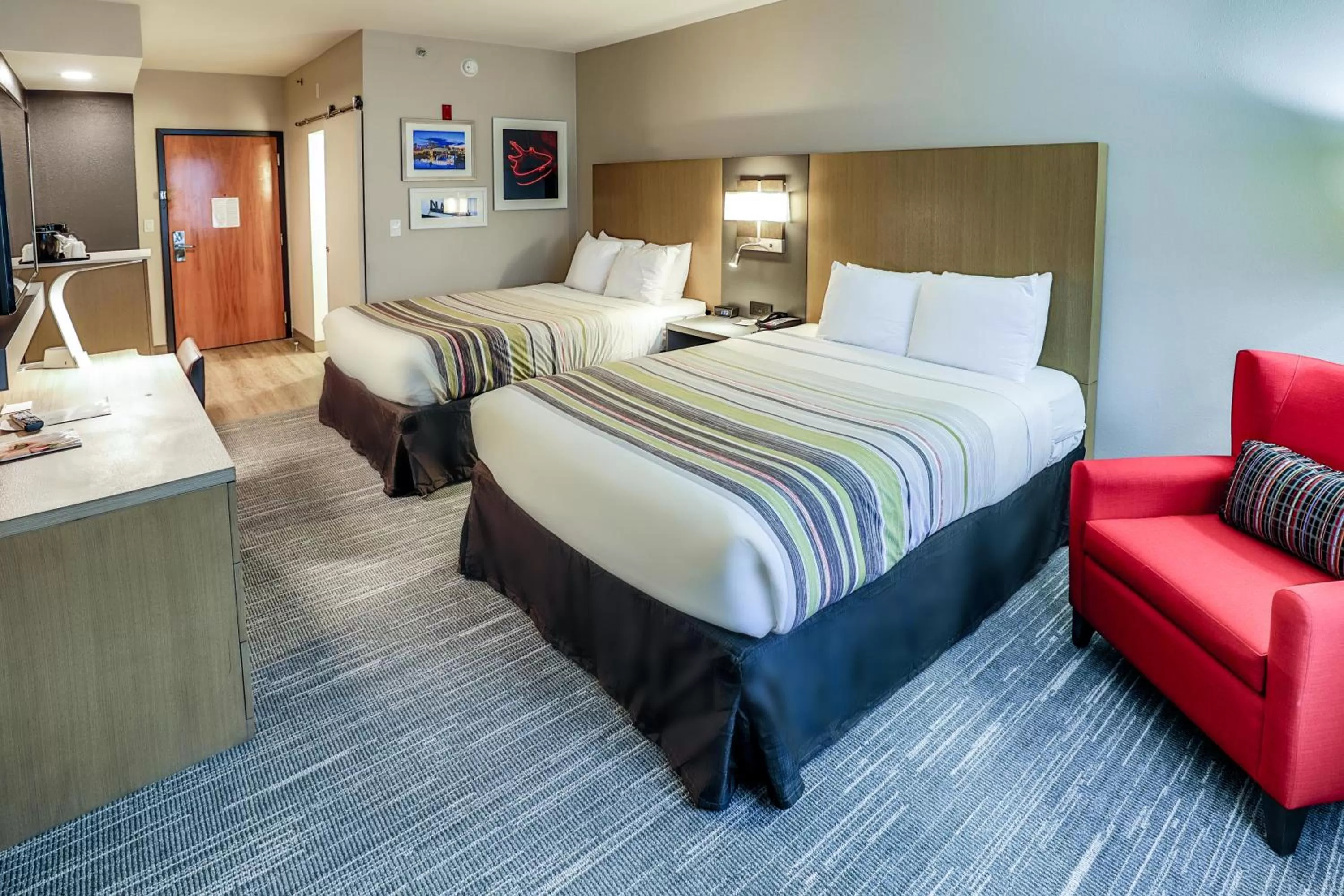 Photo of the whole room, Bed in Country Inn & Suites by Radisson Nashville Airport TN
