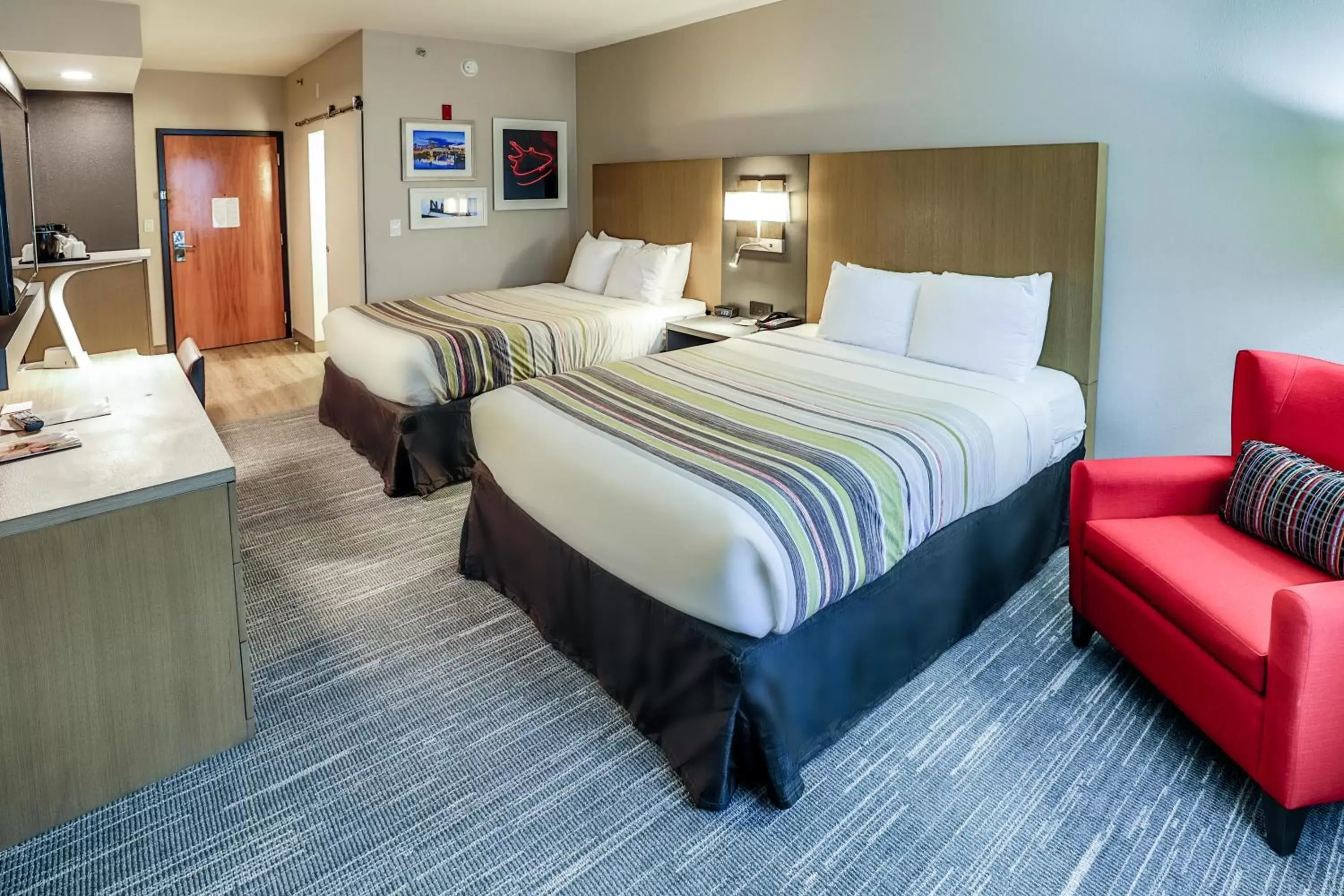 Bed in Country Inn & Suites by Radisson, Nashville Airport, TN