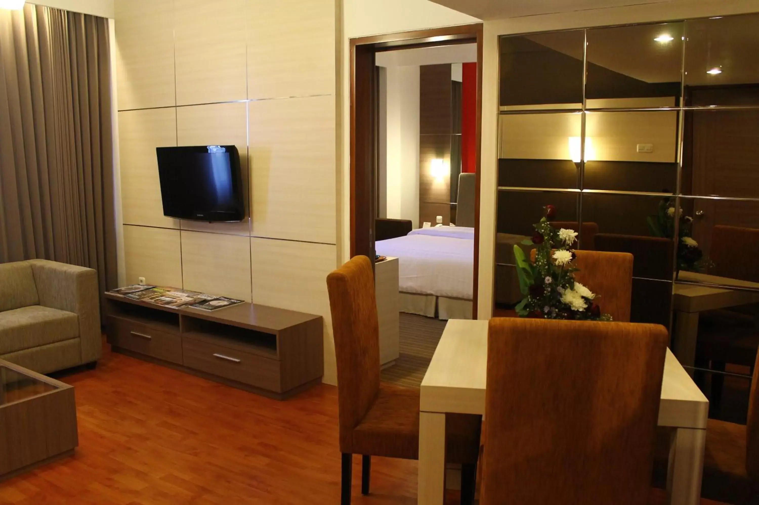 Living room, TV/Entertainment Center in Grand Inna Tunjungan