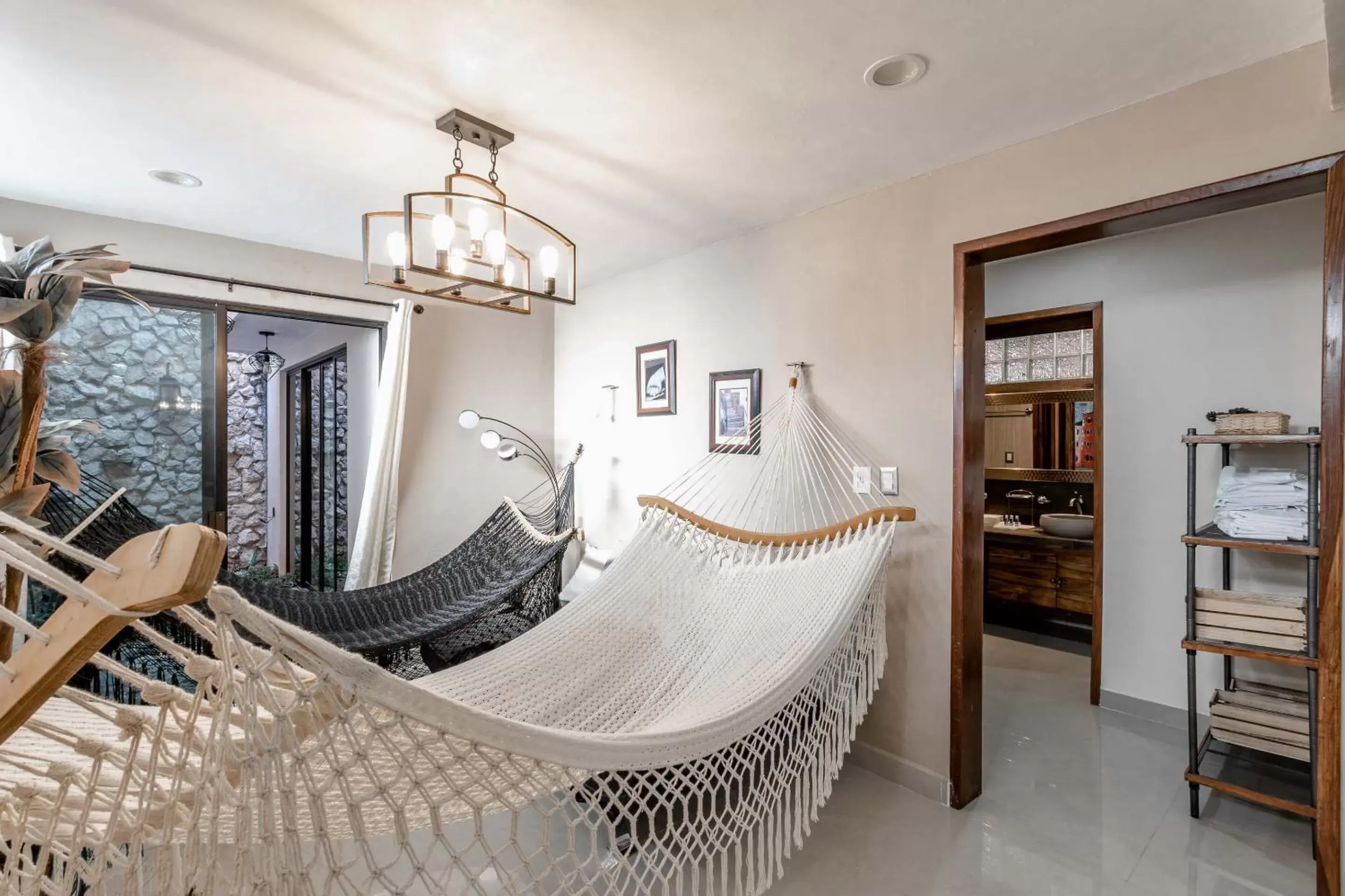 Living room in El Zaguán Colonial by GuruHotel