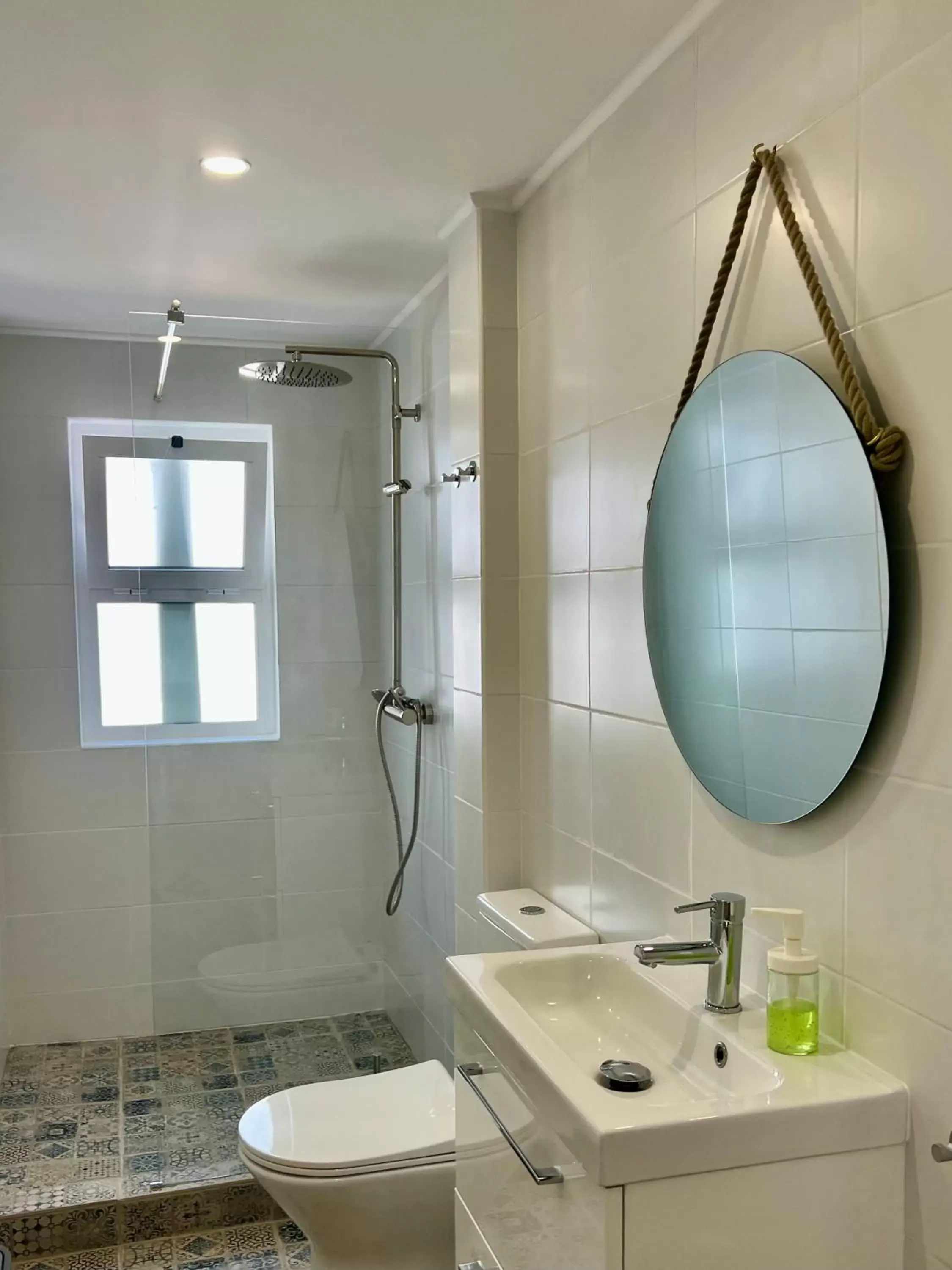Bathroom in Pine House - Faro Airport, Beach and City Center