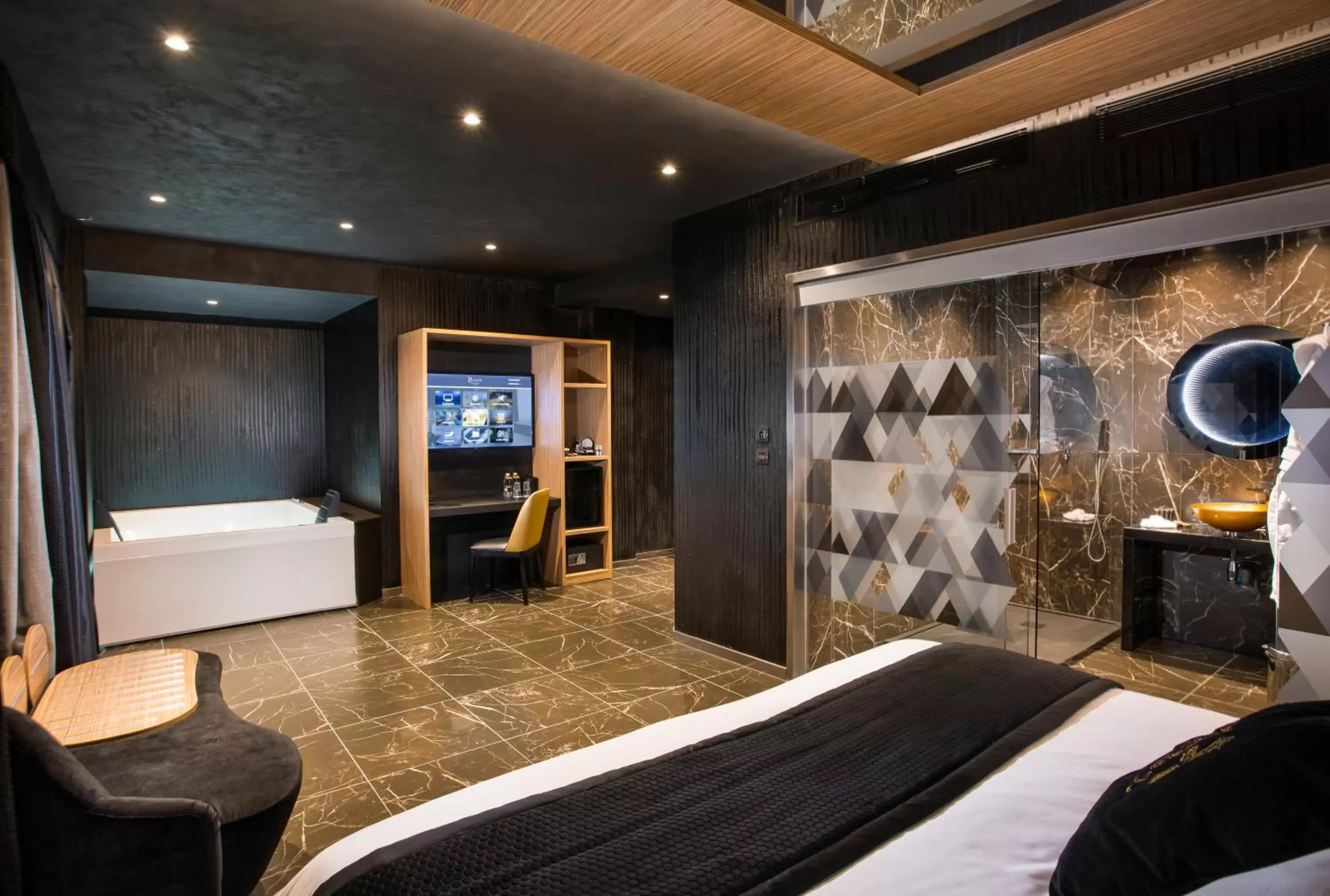 Hot Tub, TV/Entertainment Center in H Hotel & SPA - Adults Only