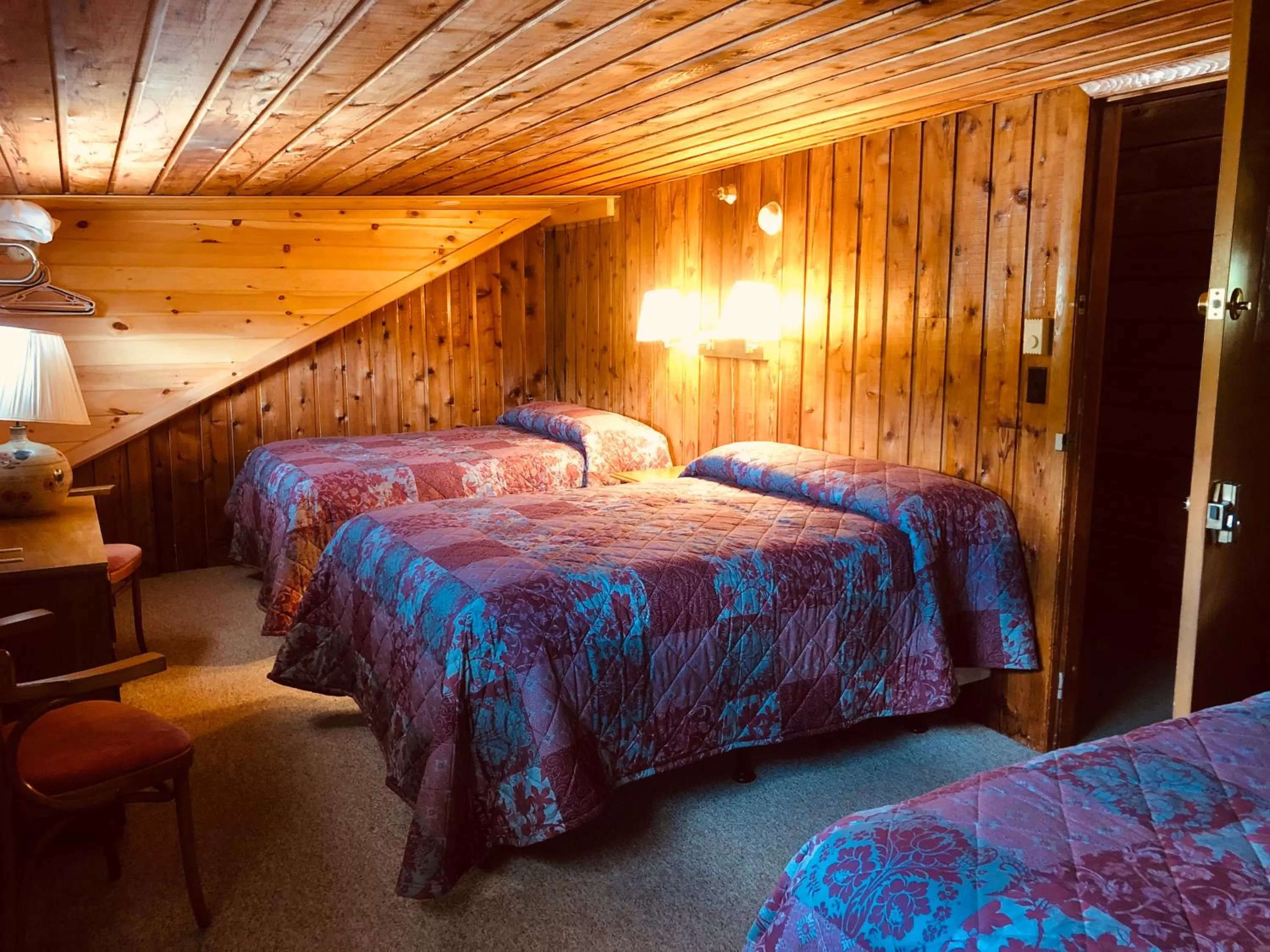 Photo of the whole room, Bed in Gray Ghost Inn