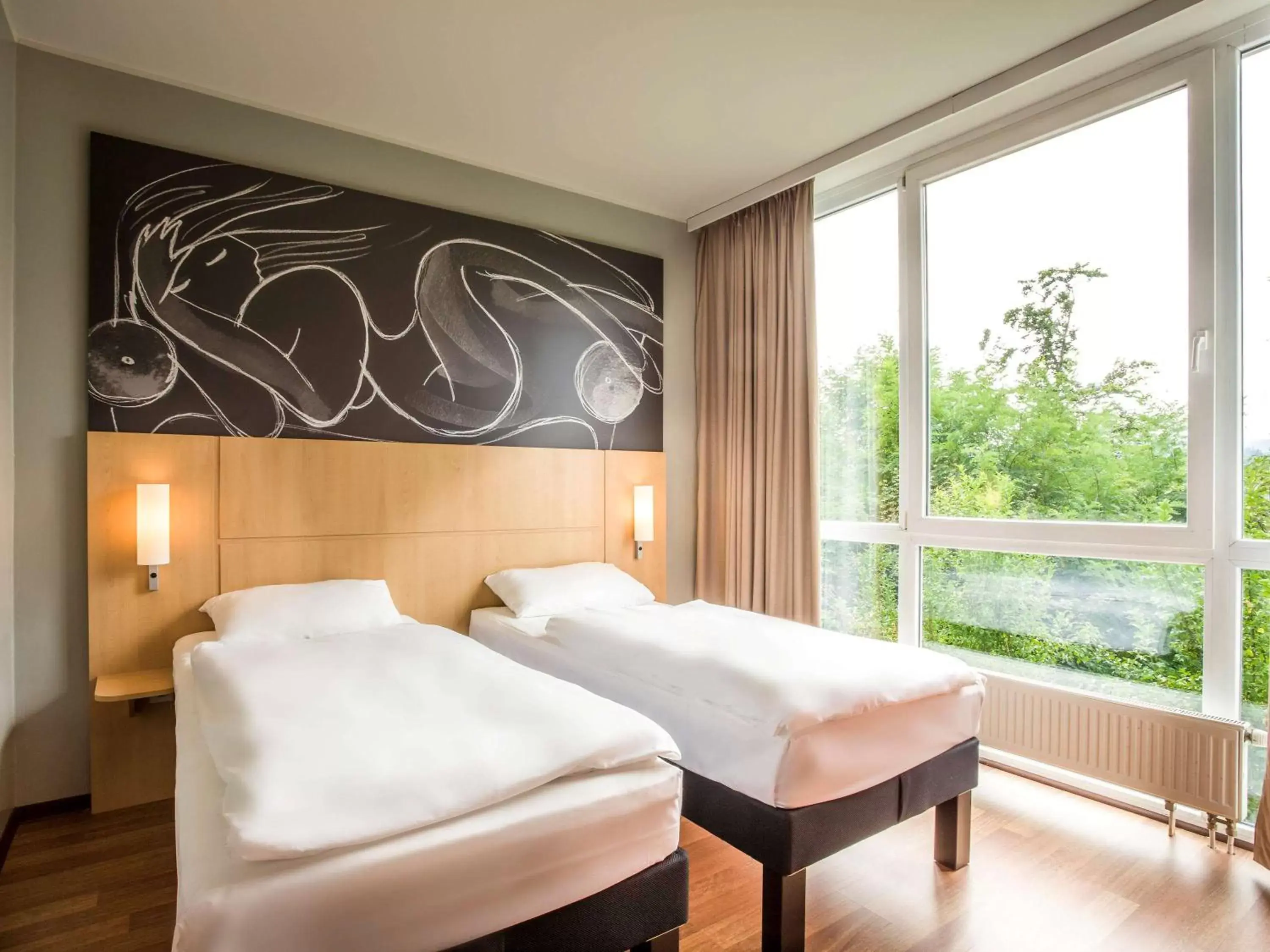 Photo of the whole room, Bed in ibis Wörthersee