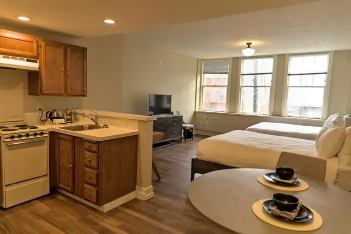 Dining area, Bed in Hotel Leo Dining area, Bed in Hotel Leo