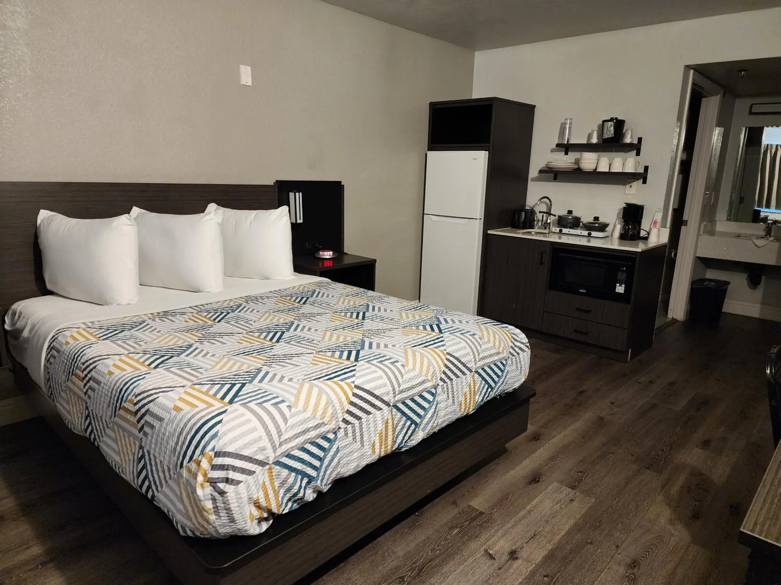 Kitchen or kitchenette, Bed in Studio 6 Sacramento, CA Natomas