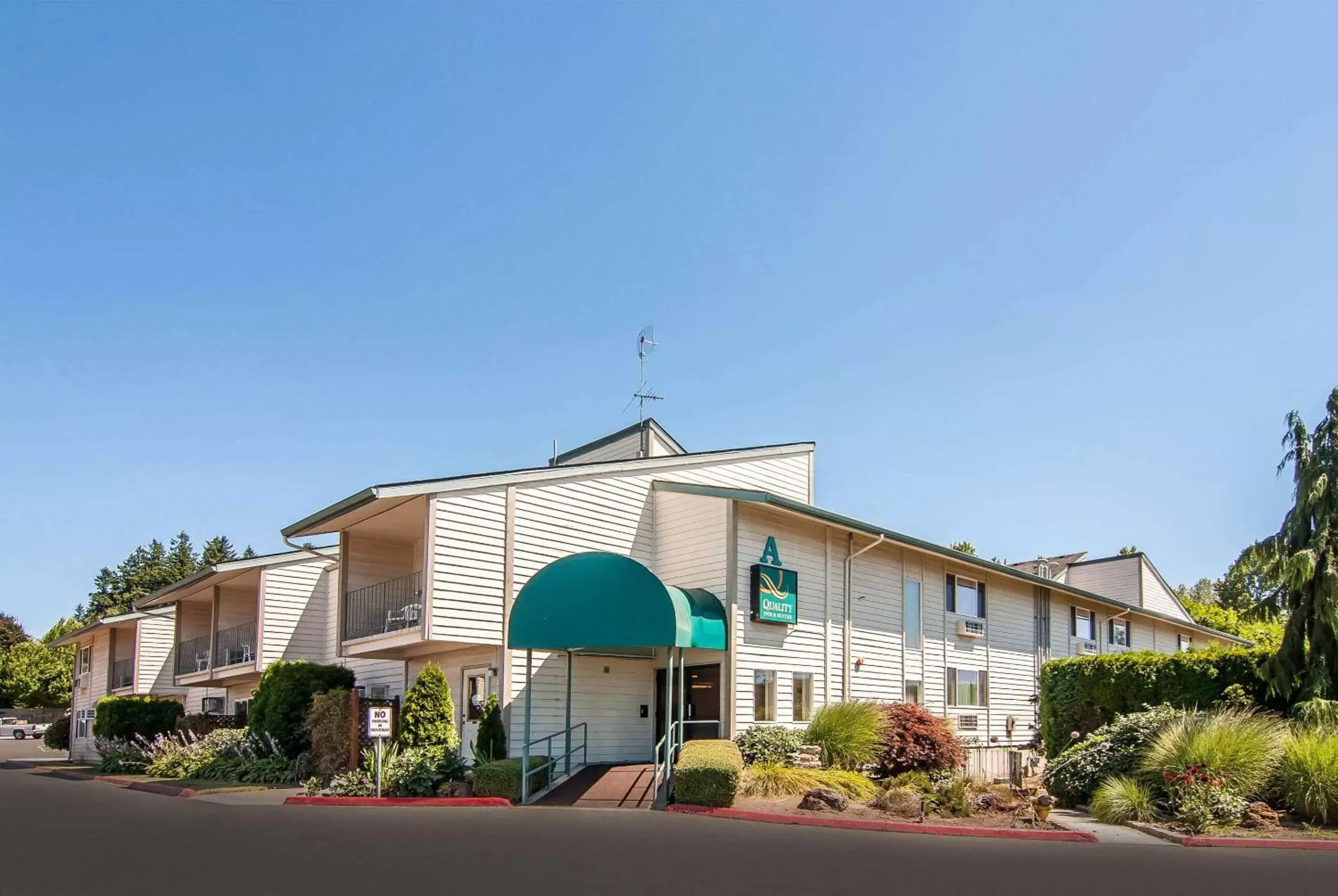 Property Building in Quality Inn & Suites Vancouver