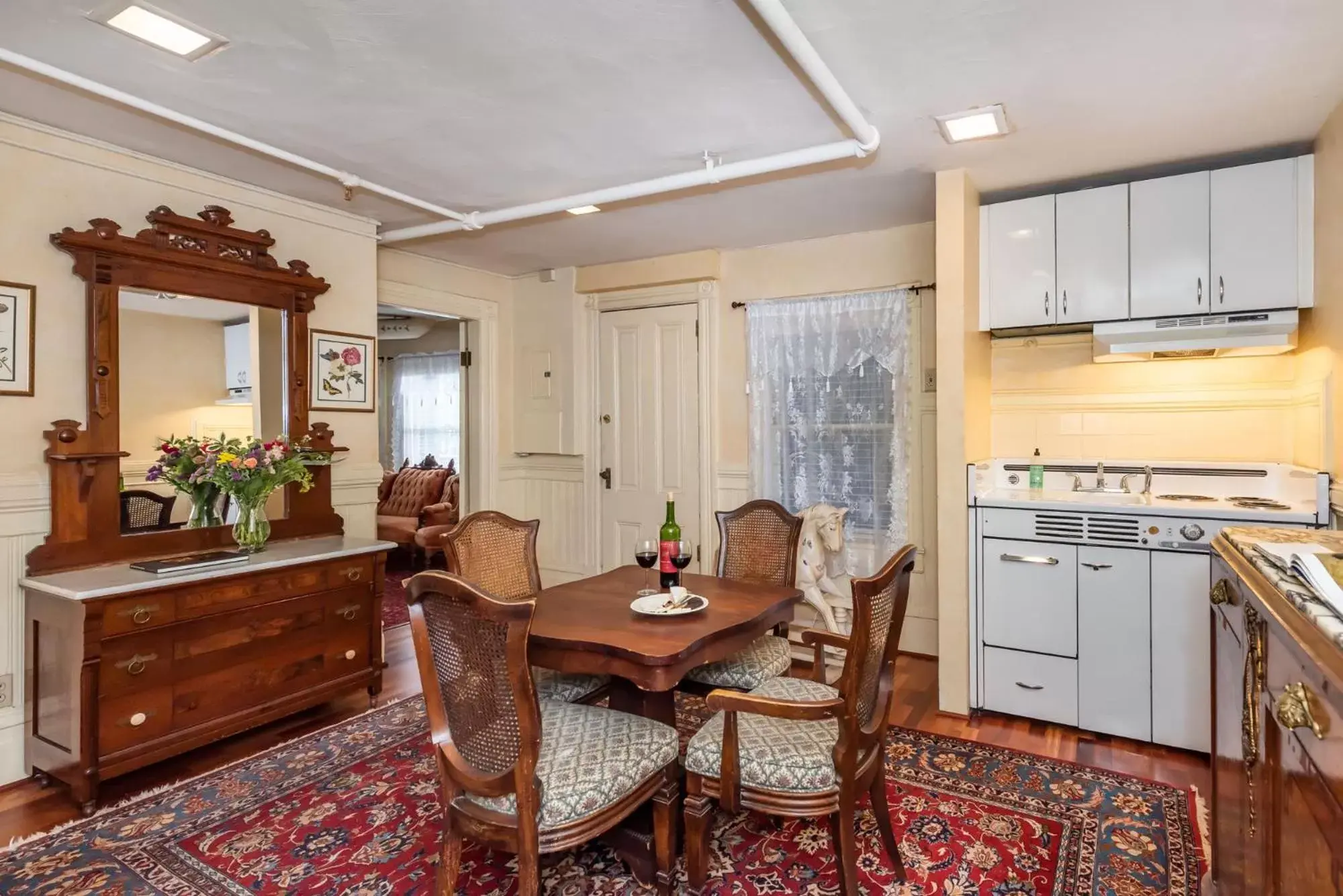 Kitchen or kitchenette, Dining Area in Chateau Tivoli Bed and Breakfast