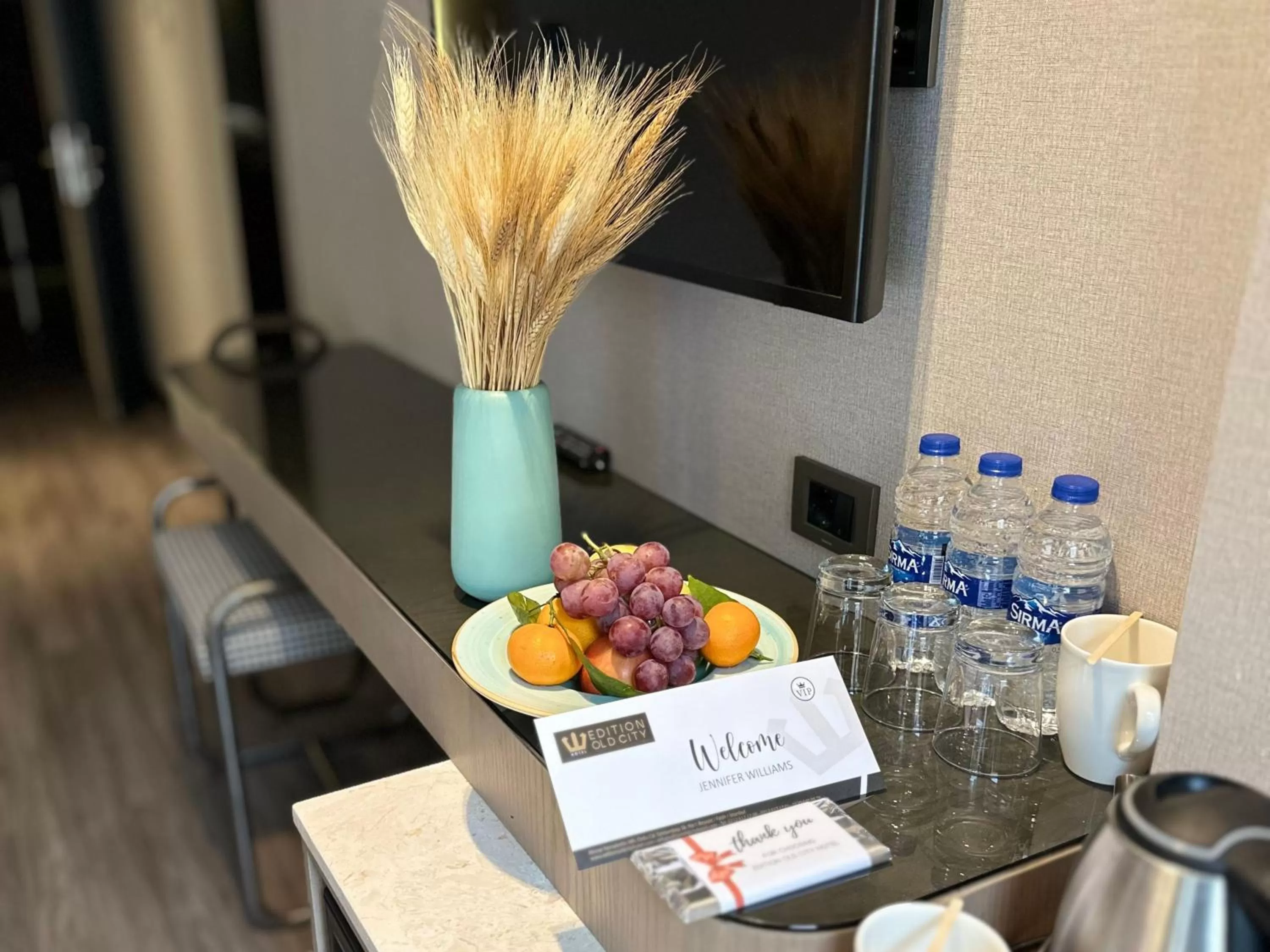 Food and drinks in Edition Old City Hotel