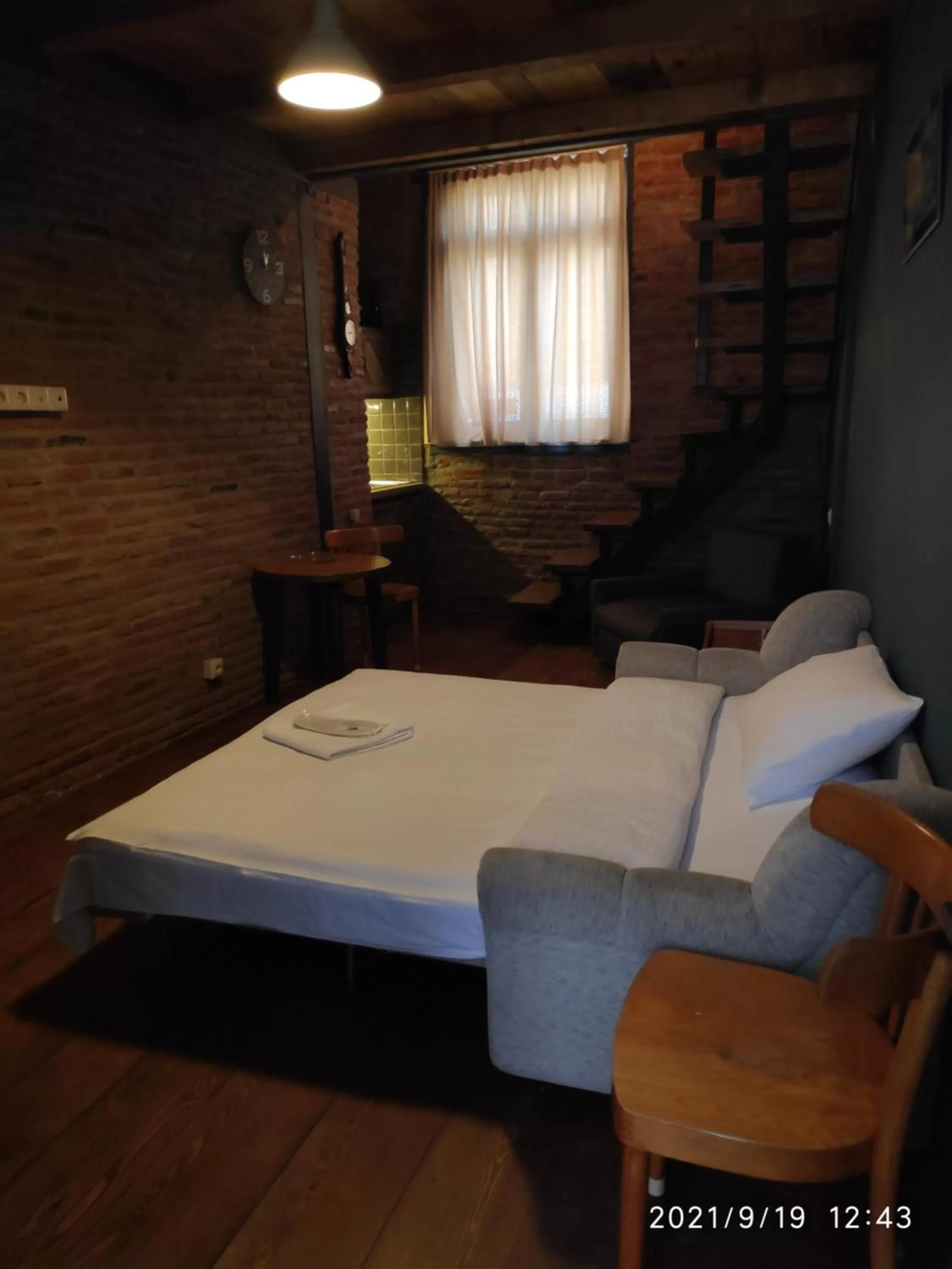 Photo of the whole room, Bed in 3 Heritage Rooms