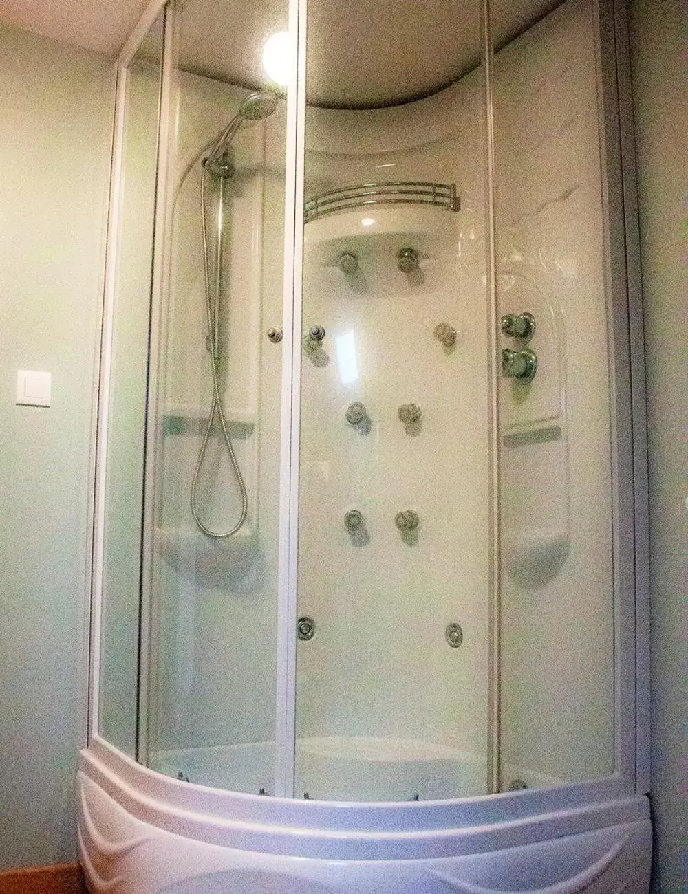 Shower, Bathroom in Vue sur la Vezere