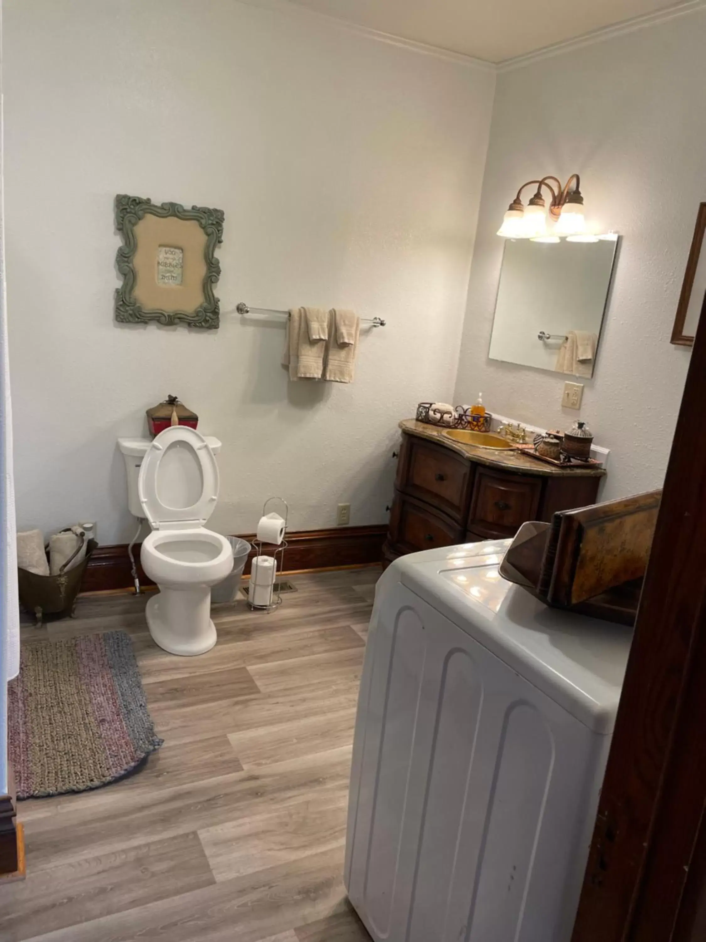 Bathroom in East Side Motel & Cabins