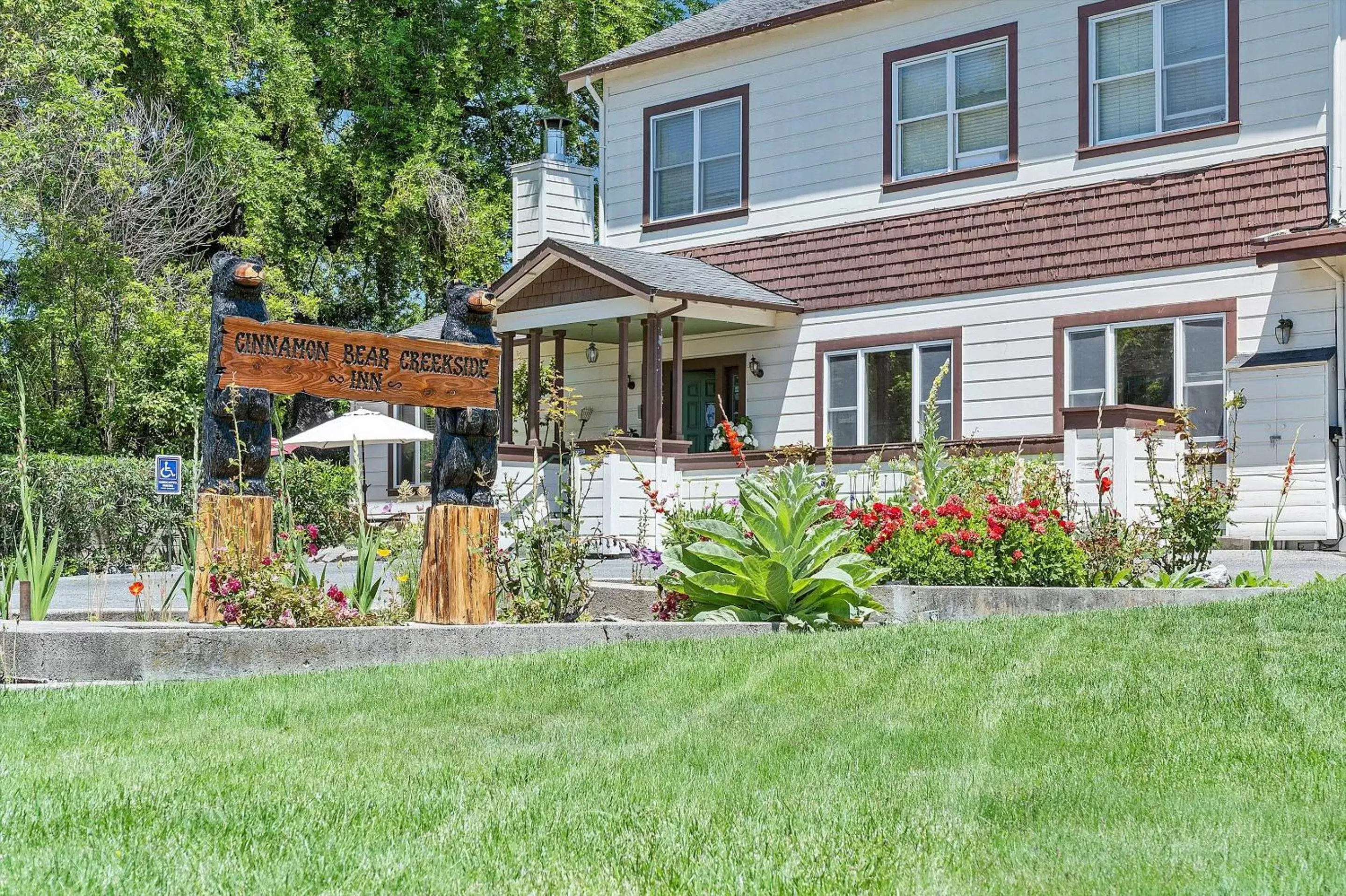 Property Building in Cinnamon Bear Creekside Inn