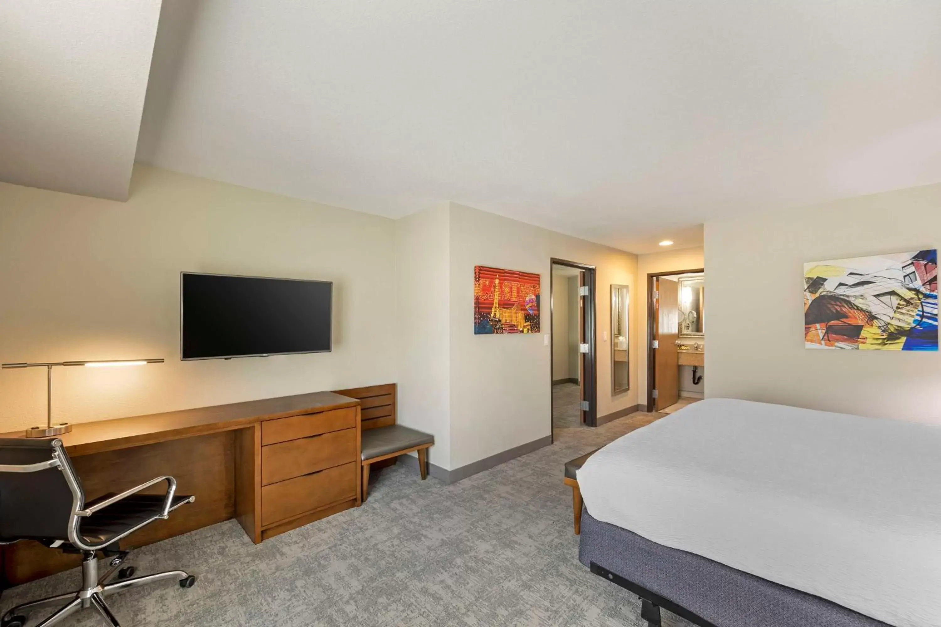 Bedroom, TV/Entertainment Center in Best Western Plus Henderson Hotel