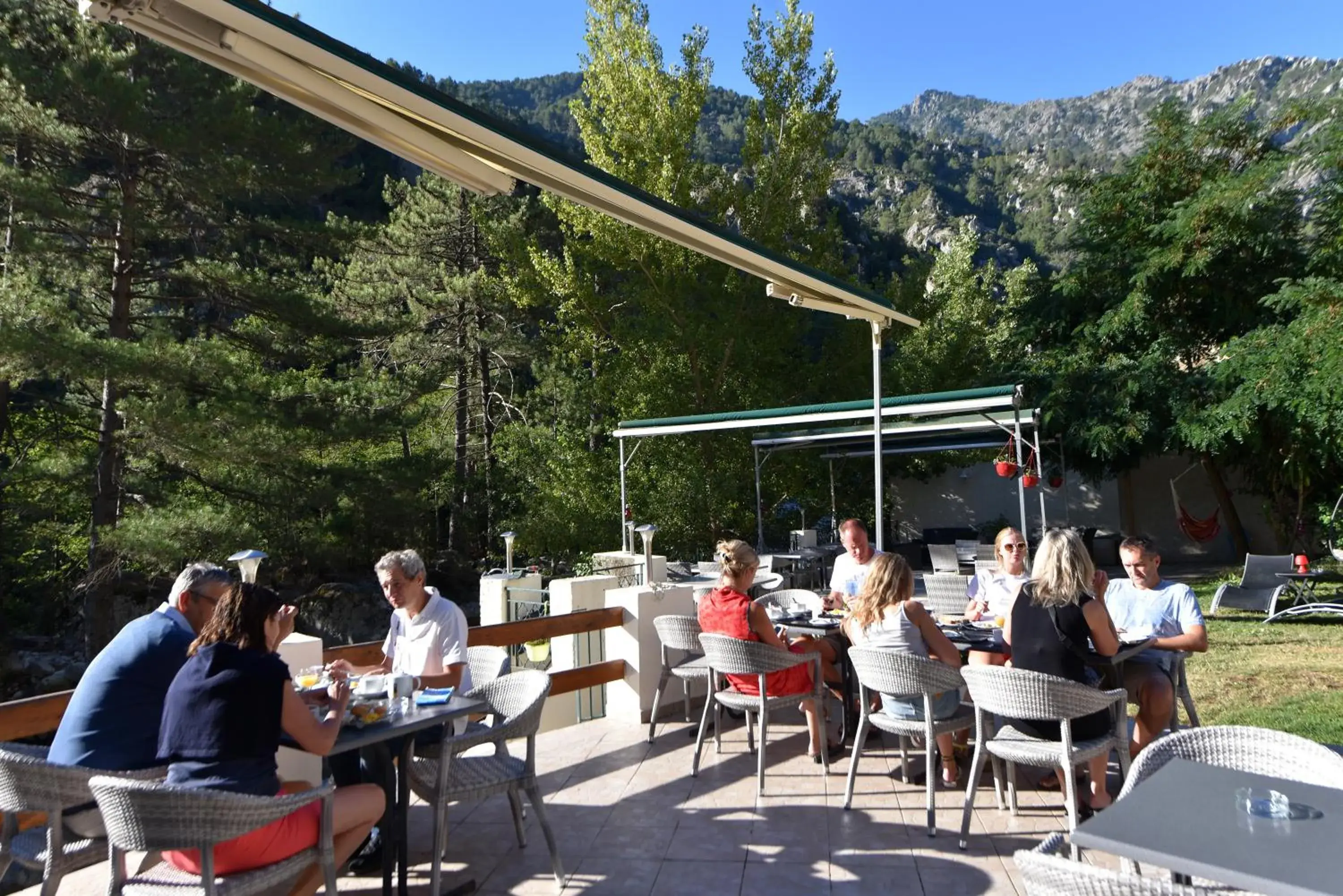 Patio, Restaurant/Places to Eat in Hotel Arena restaurant le Refuge