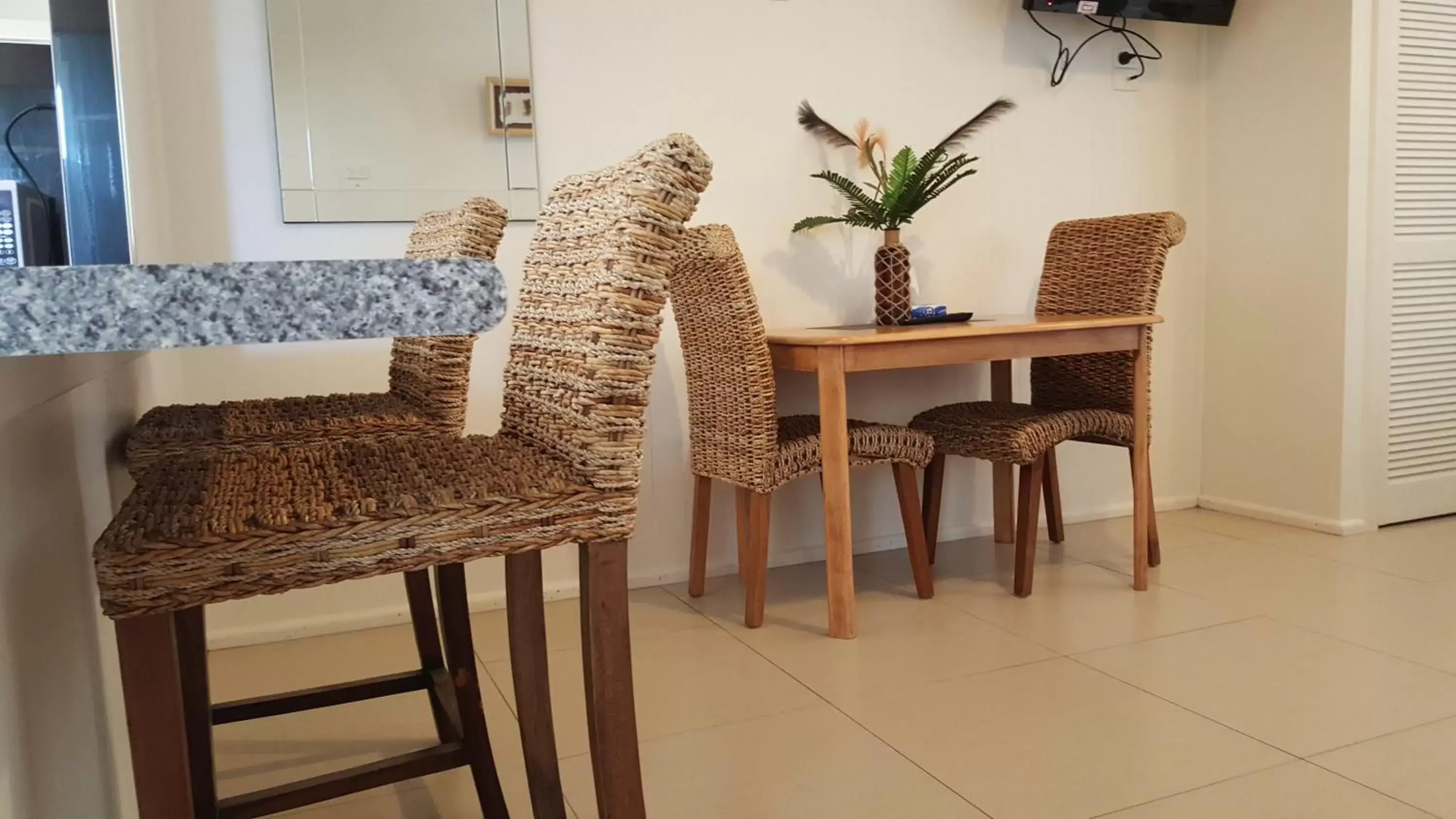 Shower, Dining Area in Tuncurry Motor Lodge