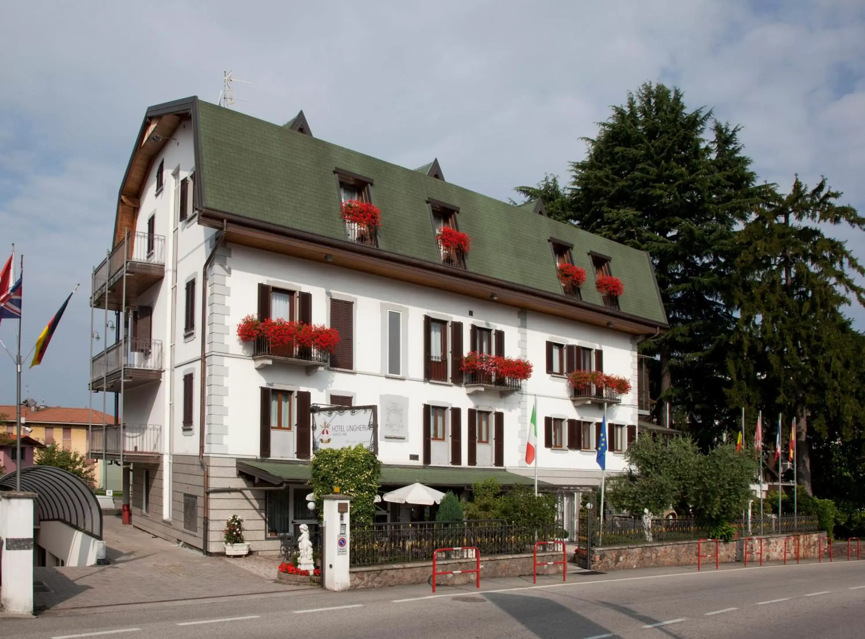 Facade/entrance, Property Building in Hotel Ungheria Varese 1946