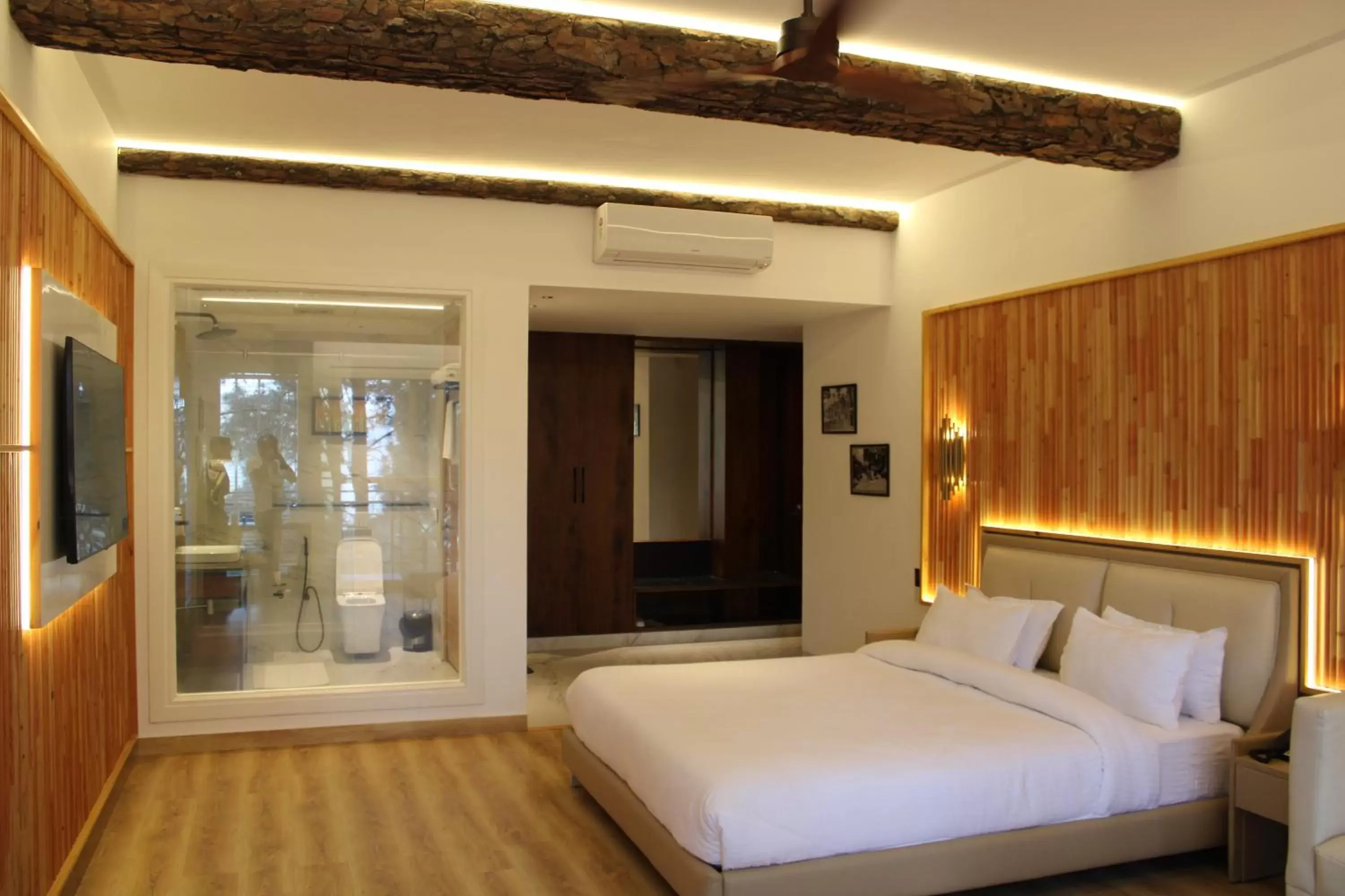 Bedroom, Bed in Kasauli Hills Resort