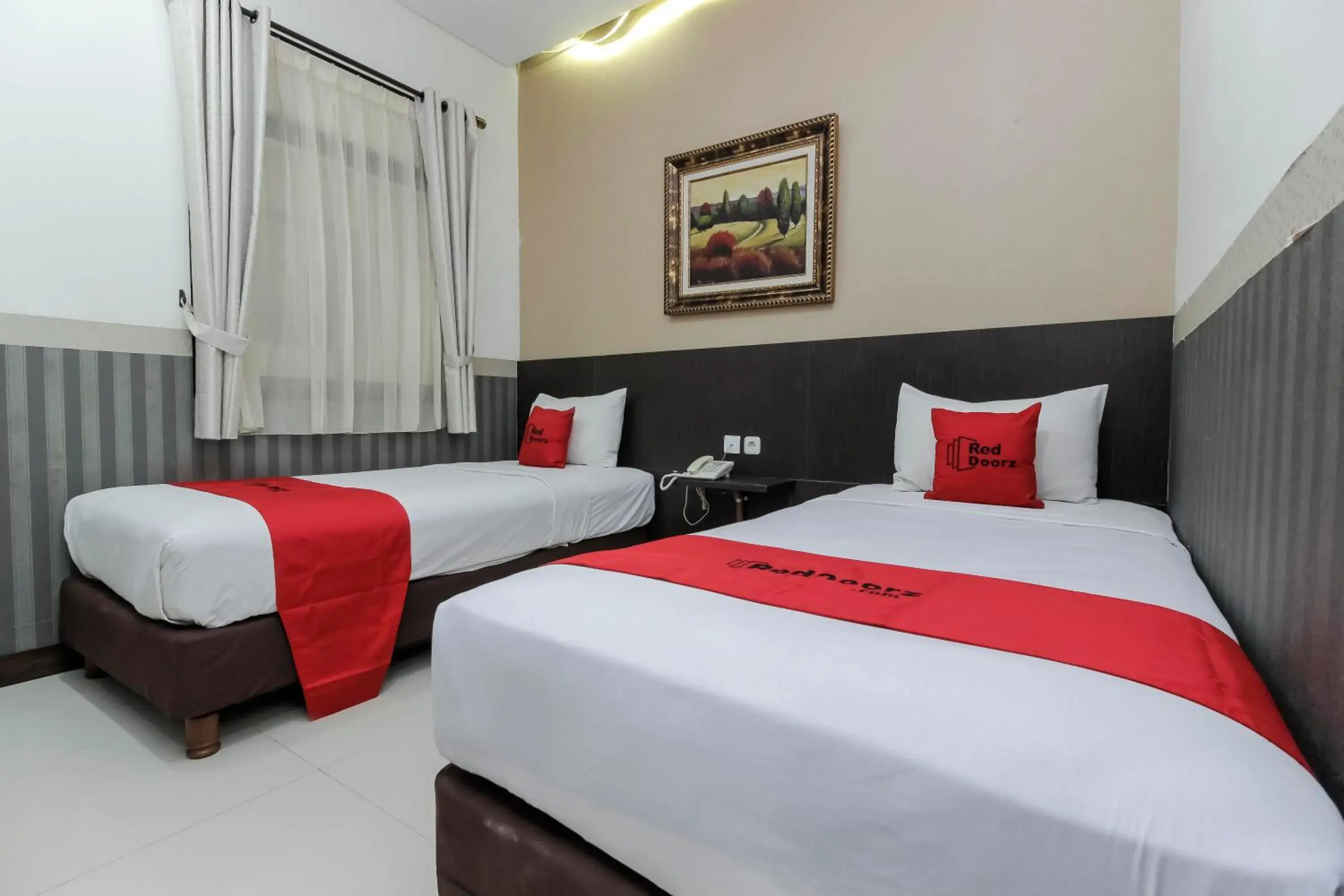 Bedroom, Bed in RedDoorz Plus @ Tuparev Cirebon