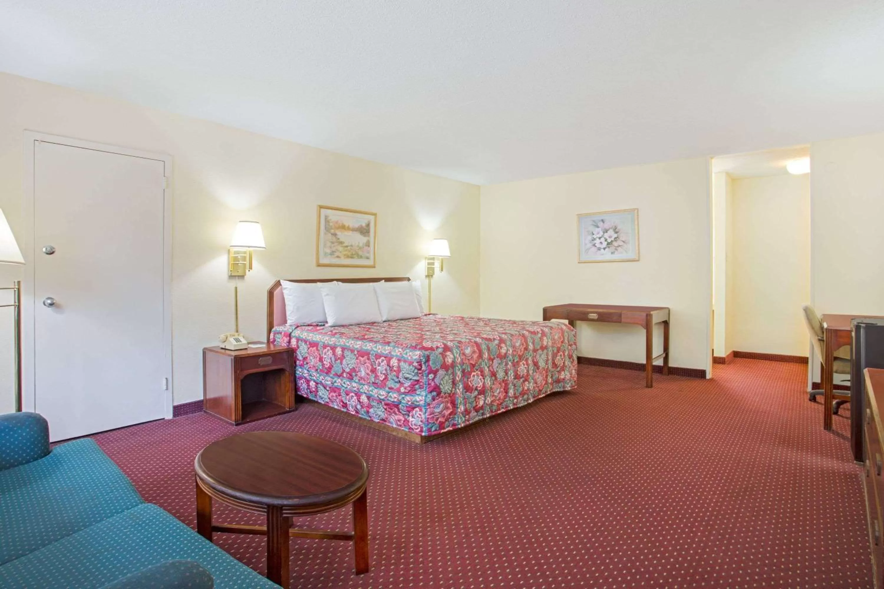 Photo of the whole room, Bed in Bristol Parkway inn
