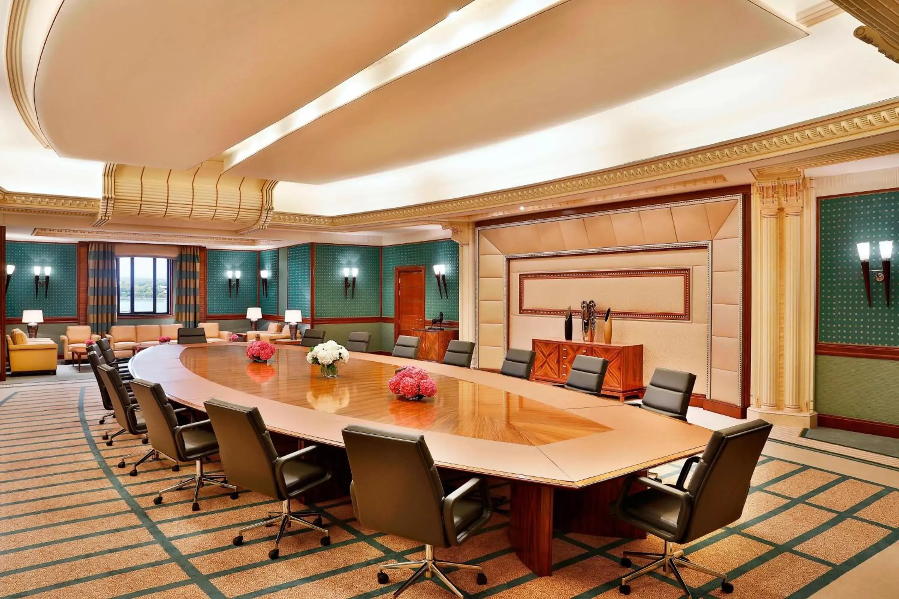 Meeting/conference room, Dining Area in The Ritz-Carlton Jeddah