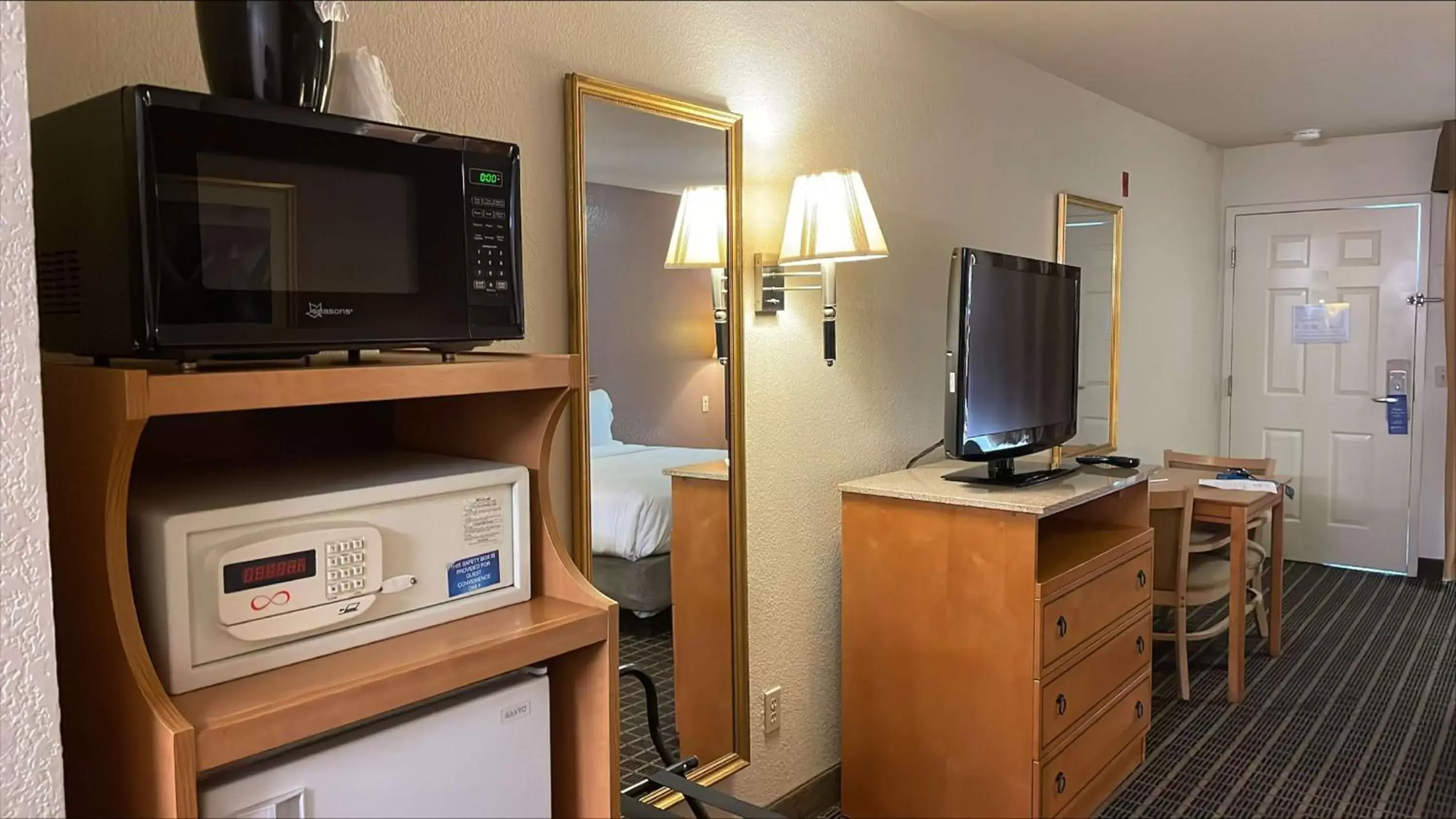 Bedroom, TV/Entertainment Center in SureStayPlus Hotel by Best Western San Jose Central City