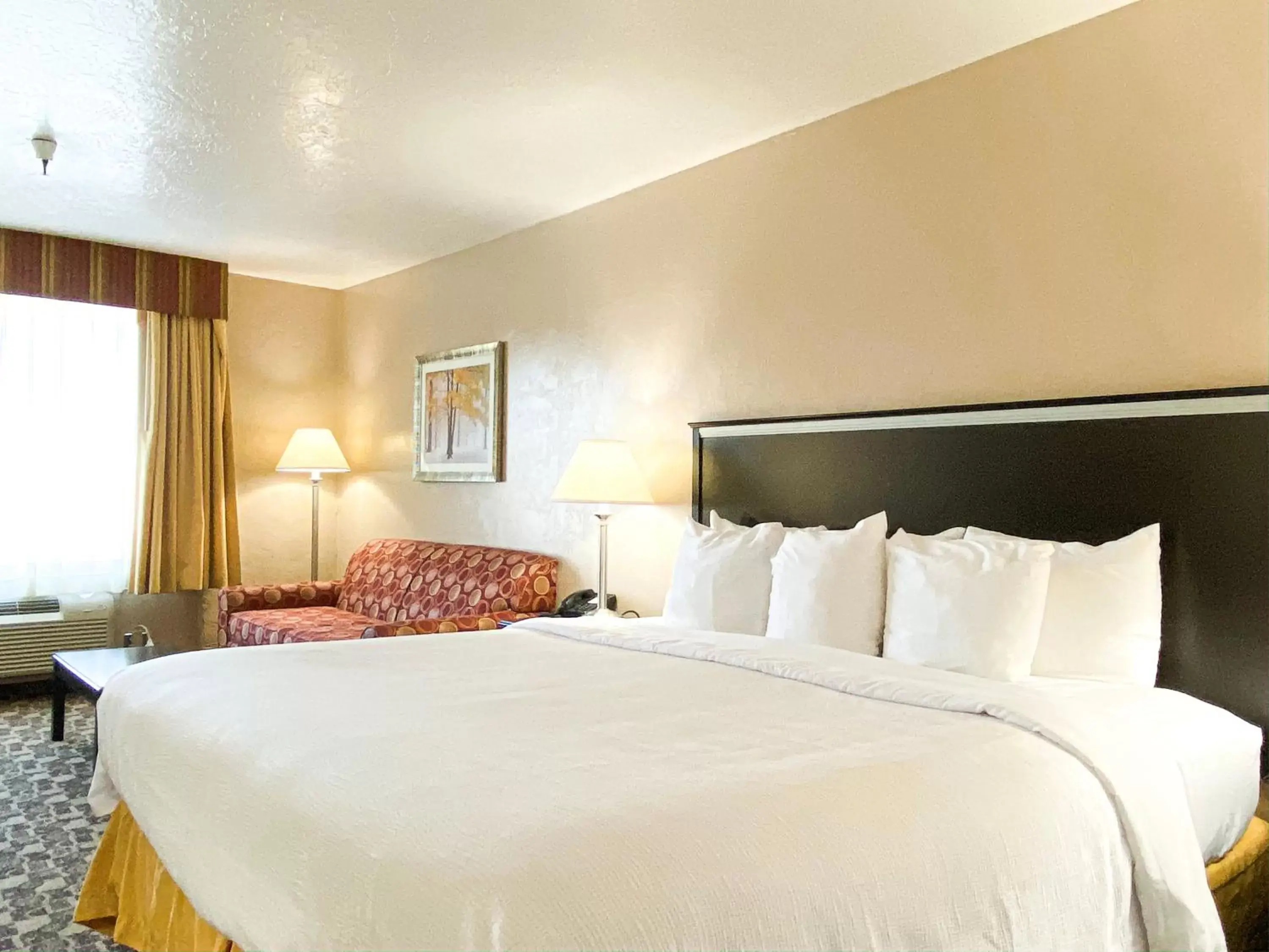 Bed in Quality Inn Vernal near Dinosaur National Monument Bed in Quality Inn Vernal near Dinosaur National Monument