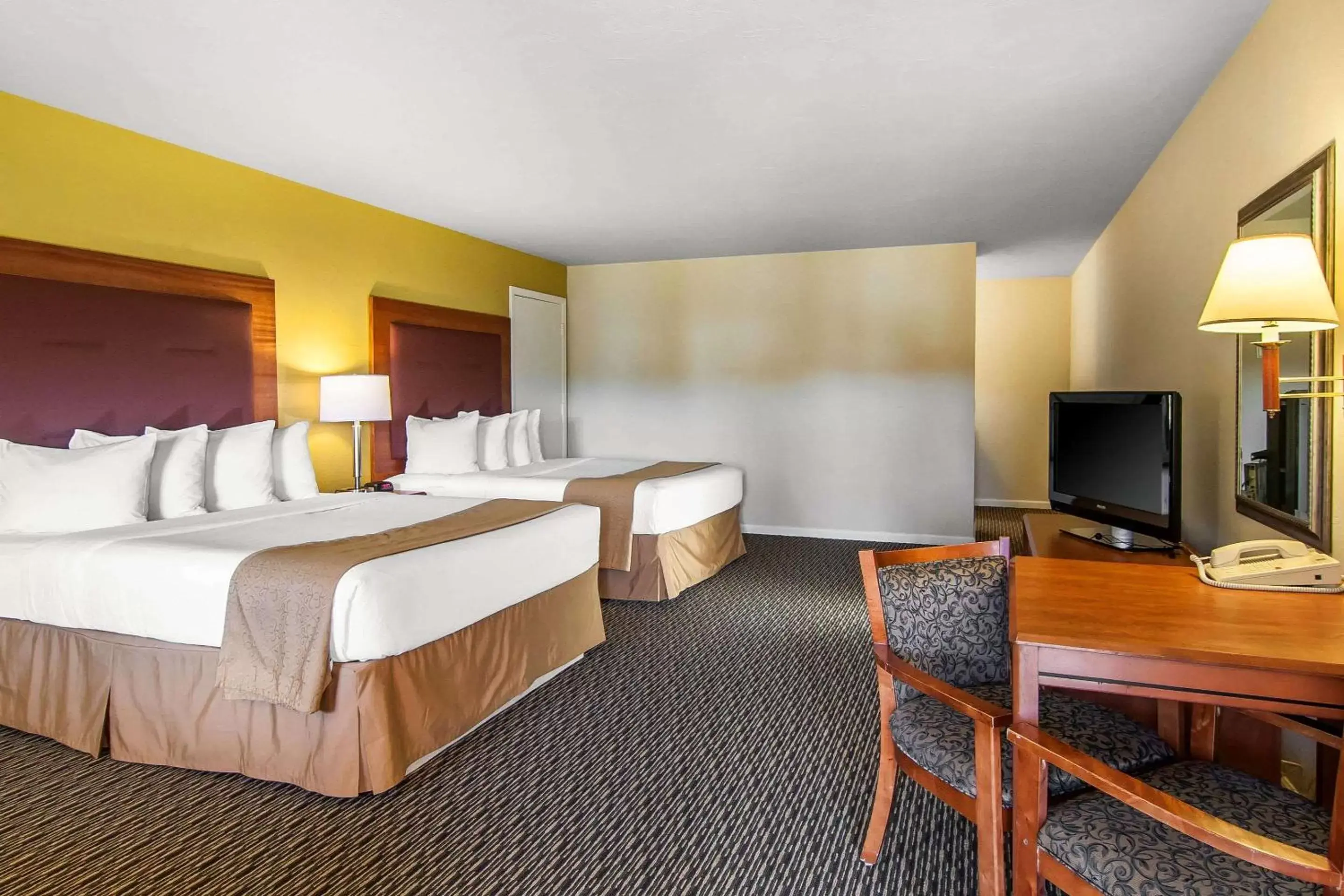 Photo of the whole room, Bed in Quality Inn & Suites at Coos Bay