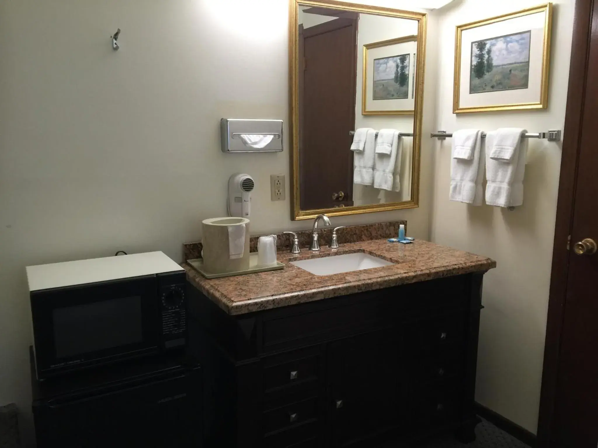 Bathroom in Crest Country Inn