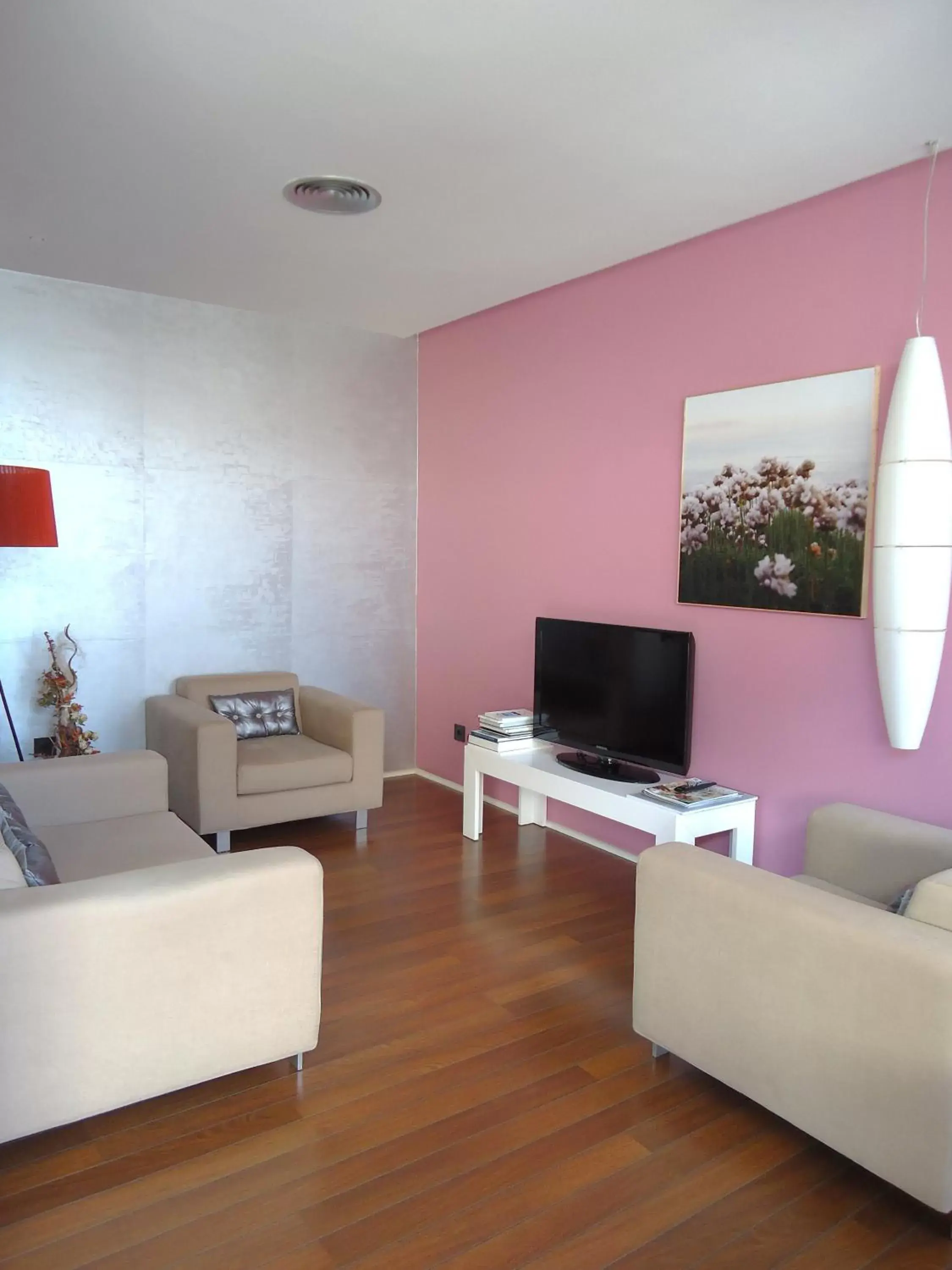 Communal lounge/ TV room, Seating Area in Isla Nova Hotel