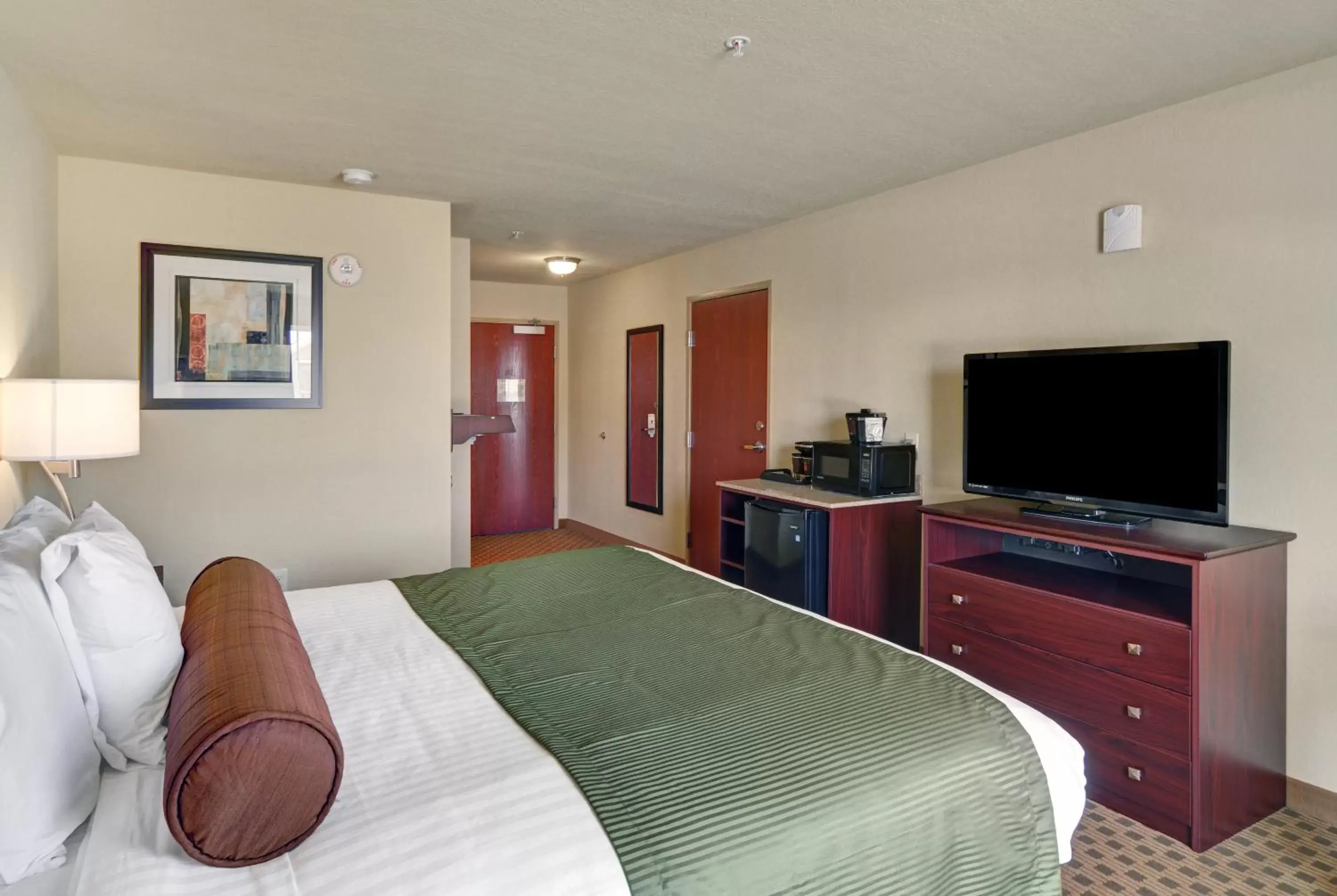 Bed, TV/Entertainment Center in Cobblestone Inn & Suites - Big Lake