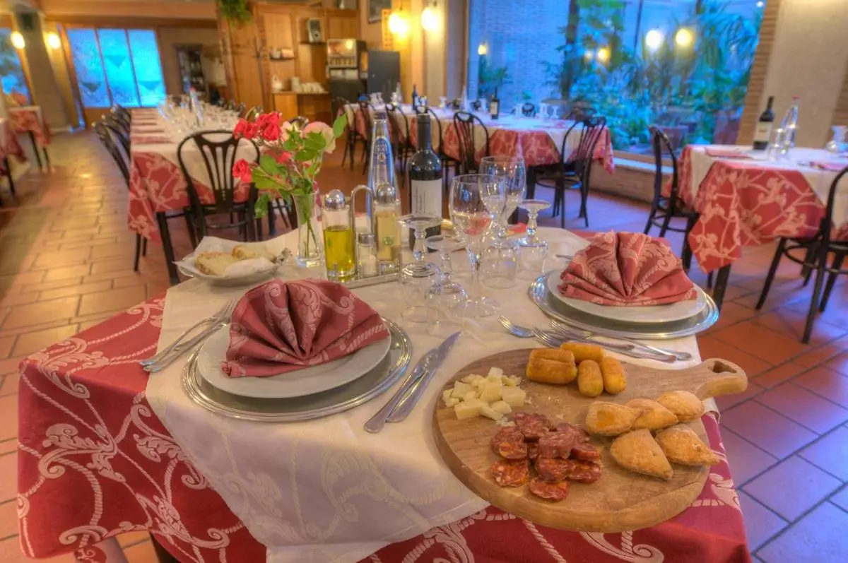 Food, Restaurant/Places to Eat in LH Albergo Il Picchio