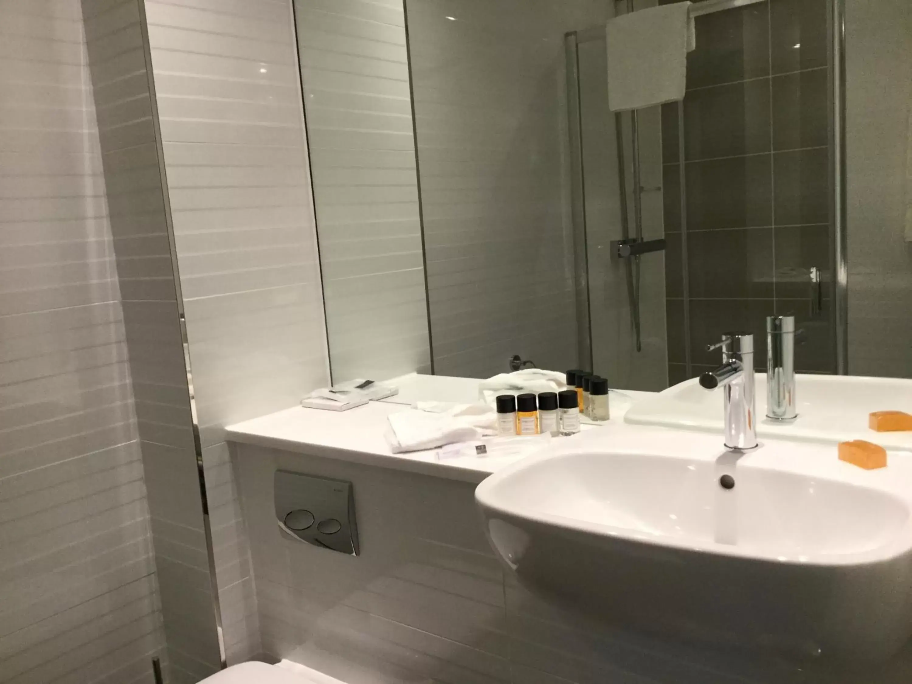 Bathroom in Mornington Hotel London Victoria