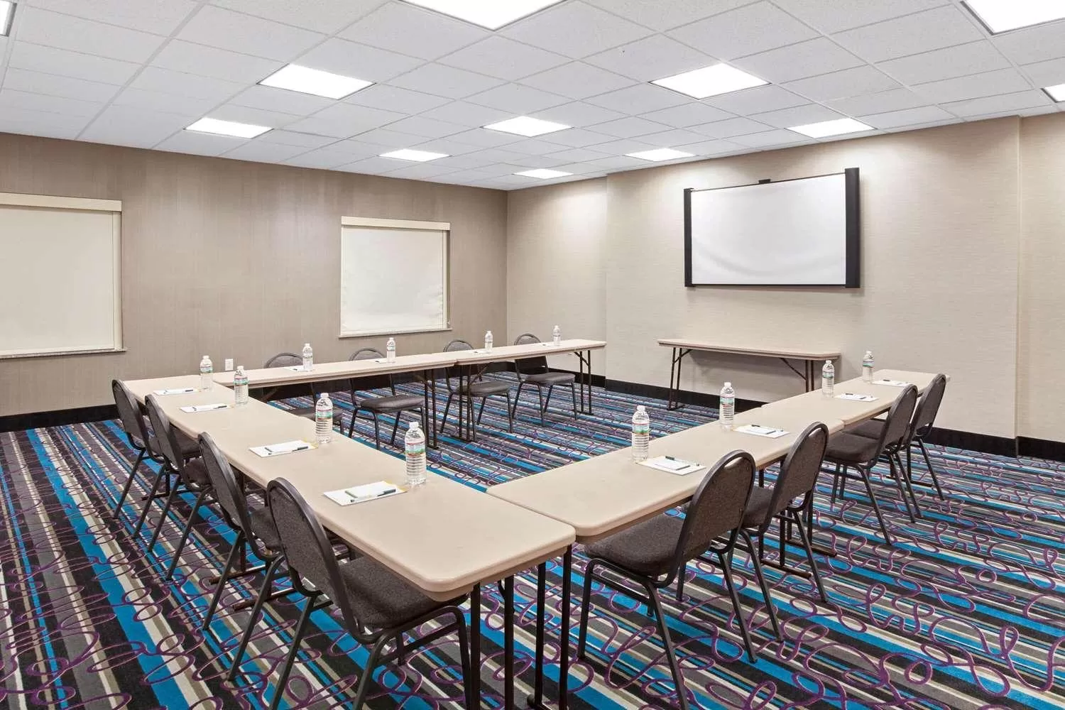Business facilities in La Quinta by Wyndham Pasadena North