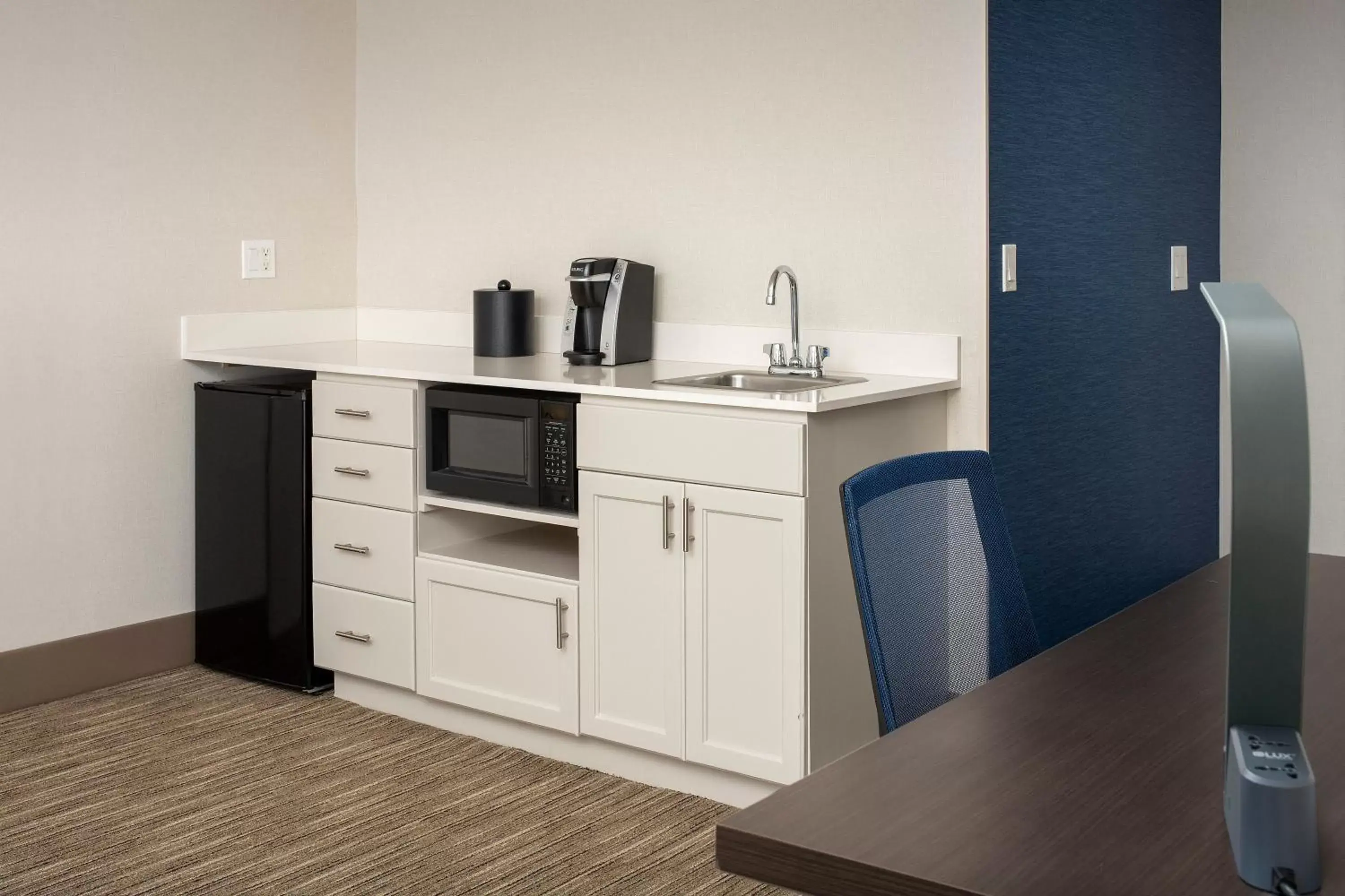 Photo of the whole room, Kitchen/Kitchenette in Holiday Inn Express Puyallup, an IHG Hotel