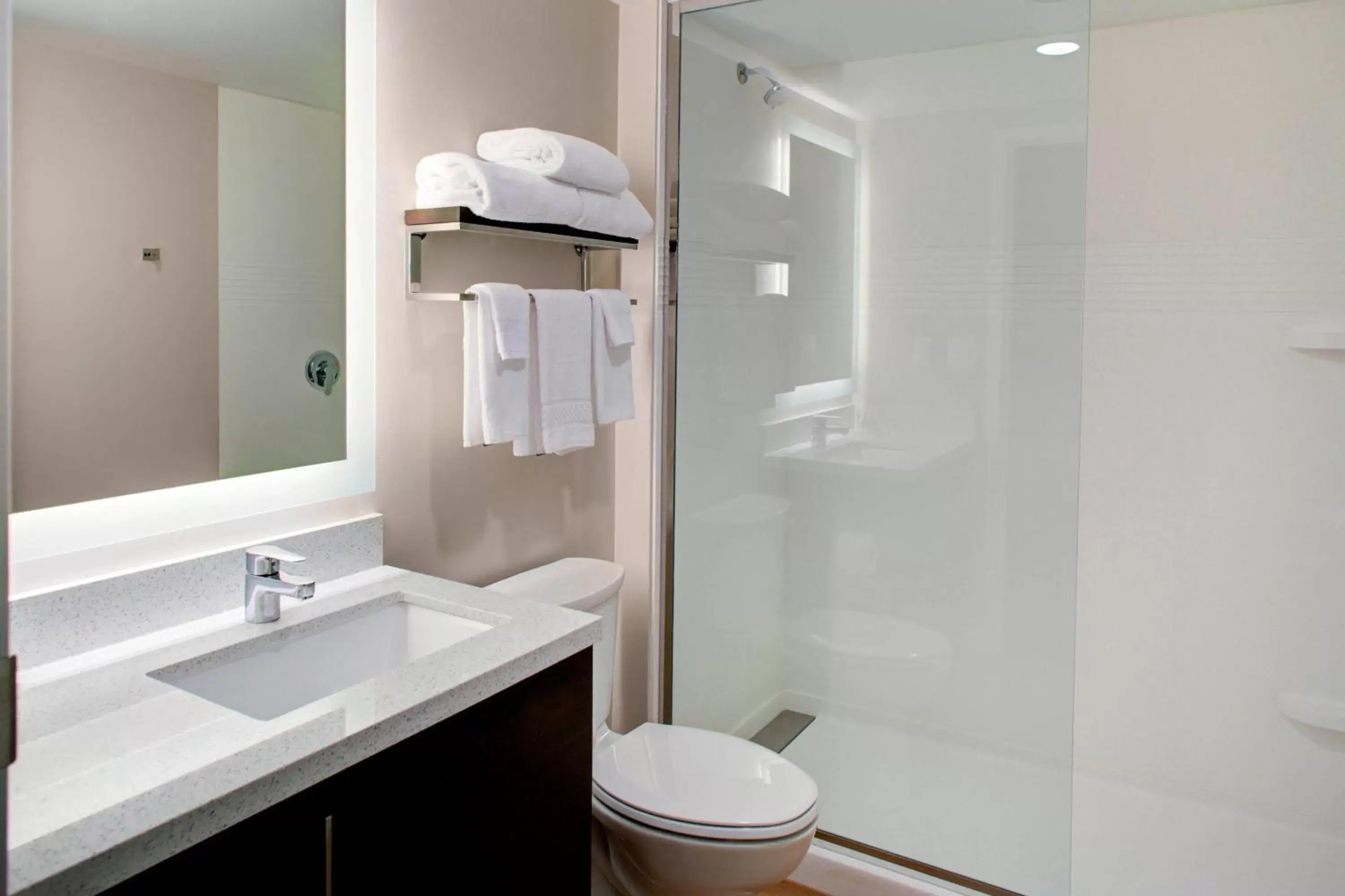 Bathroom in TownePlace Suites by Marriott Parkersburg