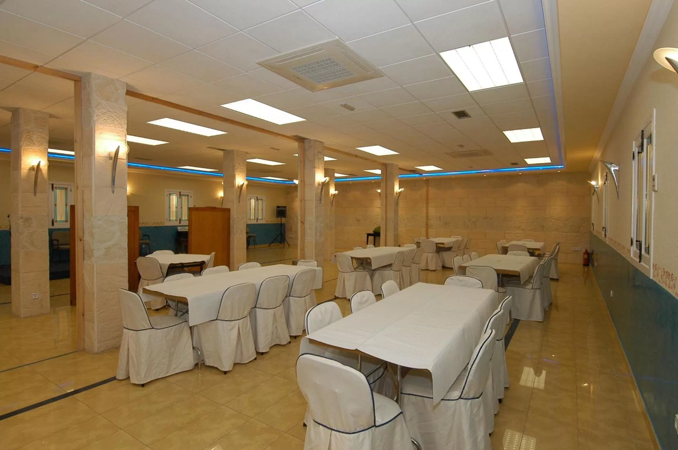 Restaurant/places to eat in Hotel Corregidor