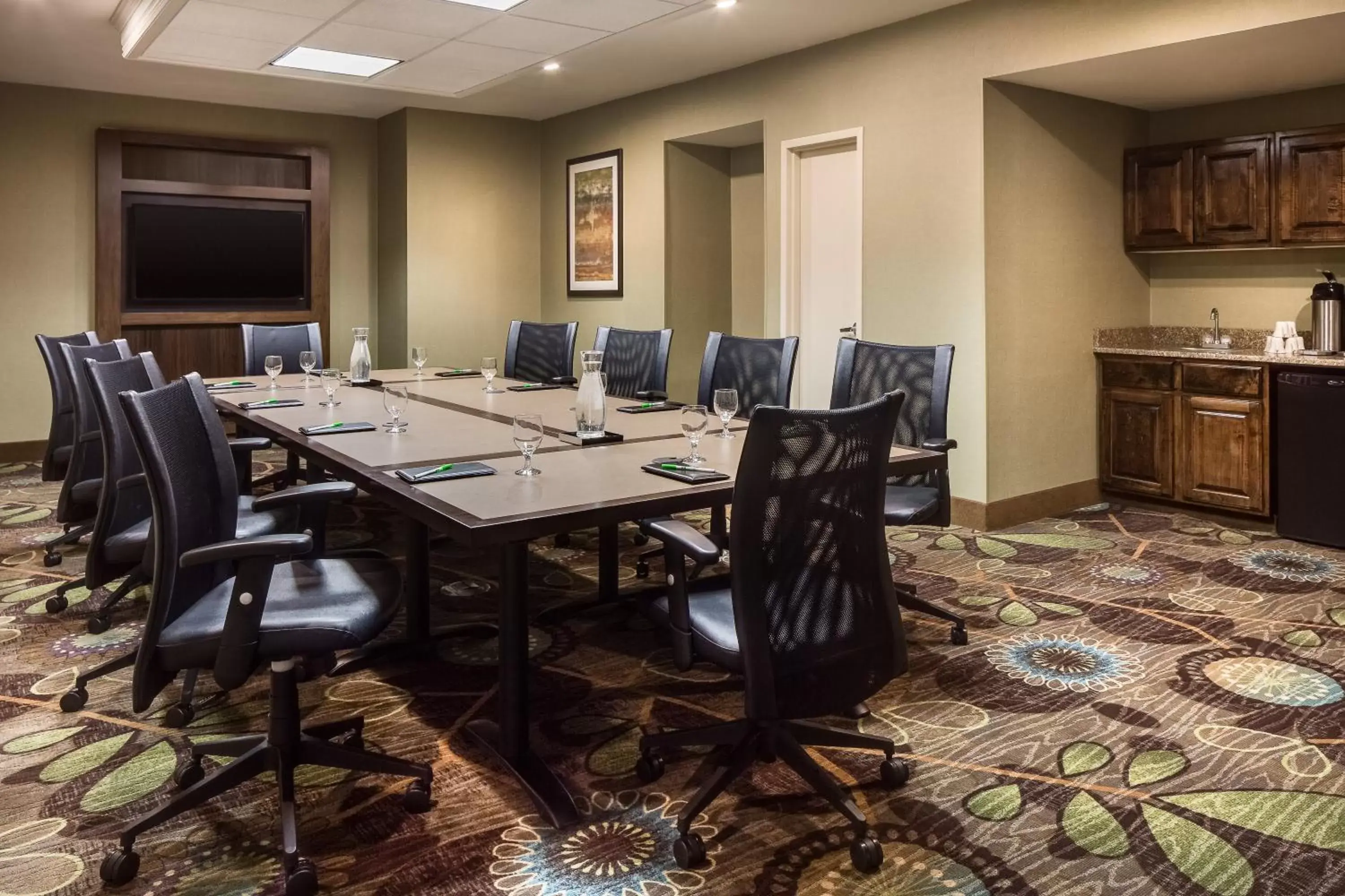 Meeting/conference room in Holiday Inn Hotel & Suites Overland Park-West, an IHG Hotel