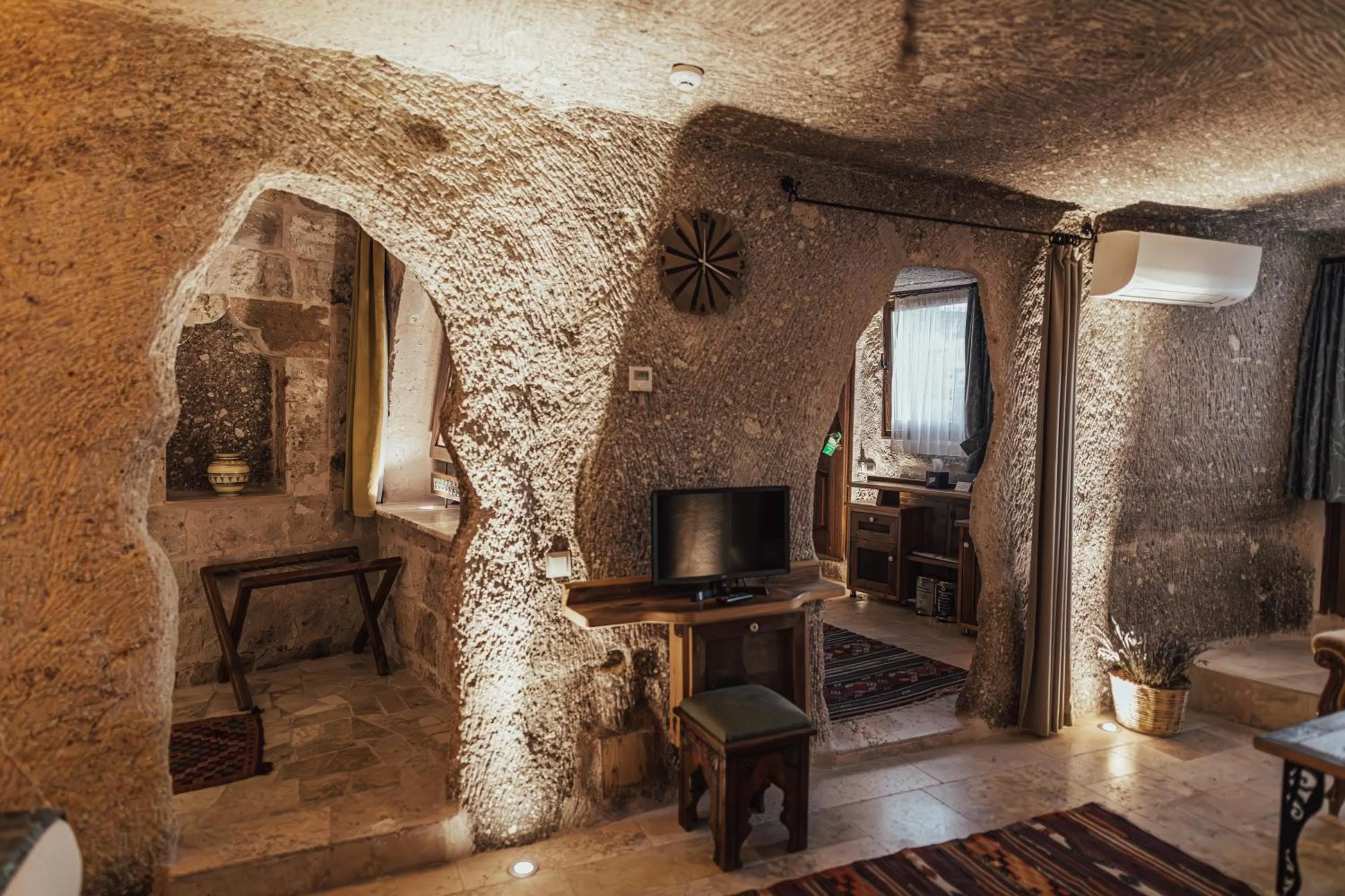 TV and multimedia in Şah Saray Cave Suites Halal Hotel