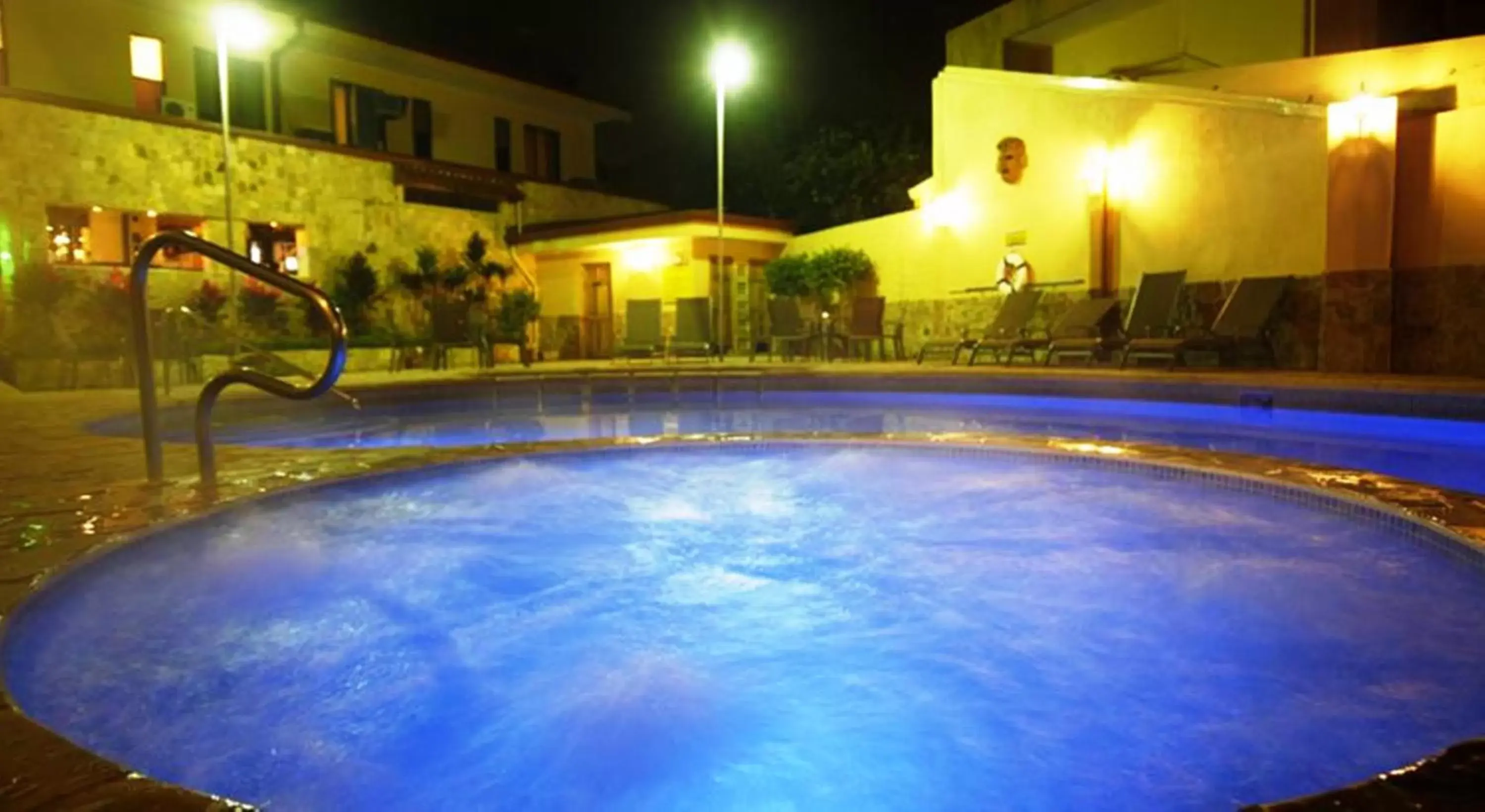 Hot Tub, Swimming Pool in Adventure Inn