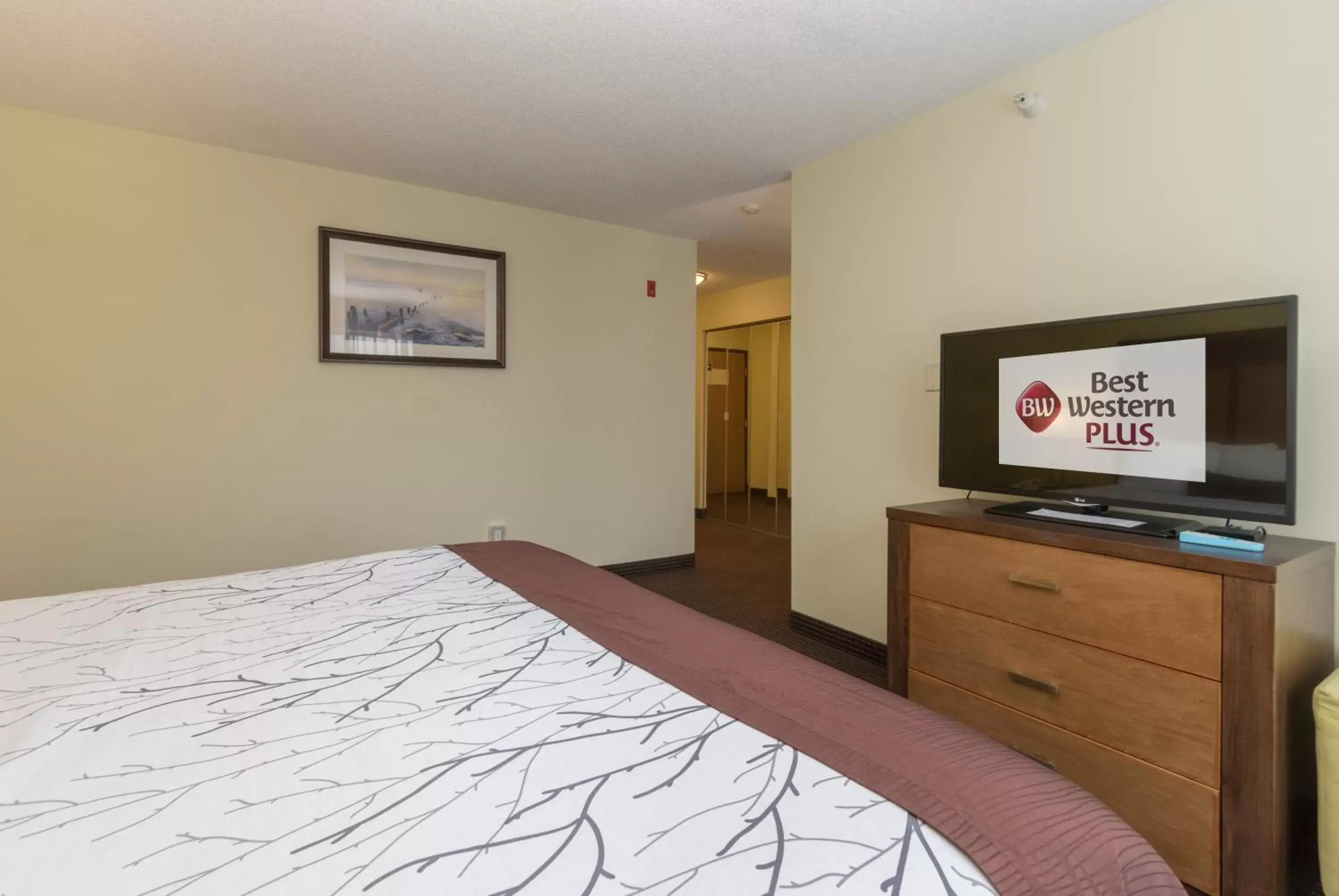 Bed in Best Western Plus Holland Inn & Suites