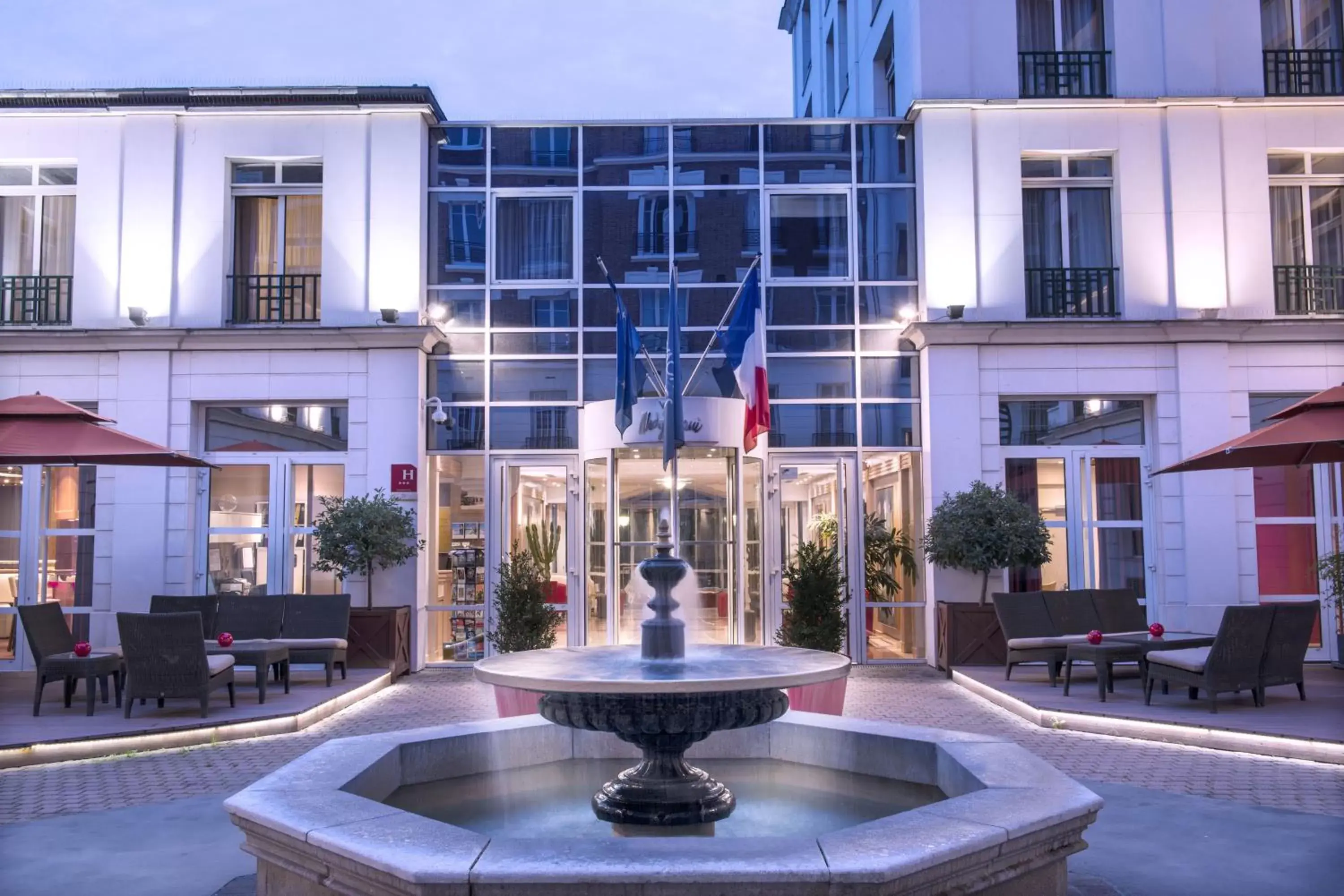 Facade/entrance, Swimming Pool in Hotel Vacances Bleues Villa Modigliani