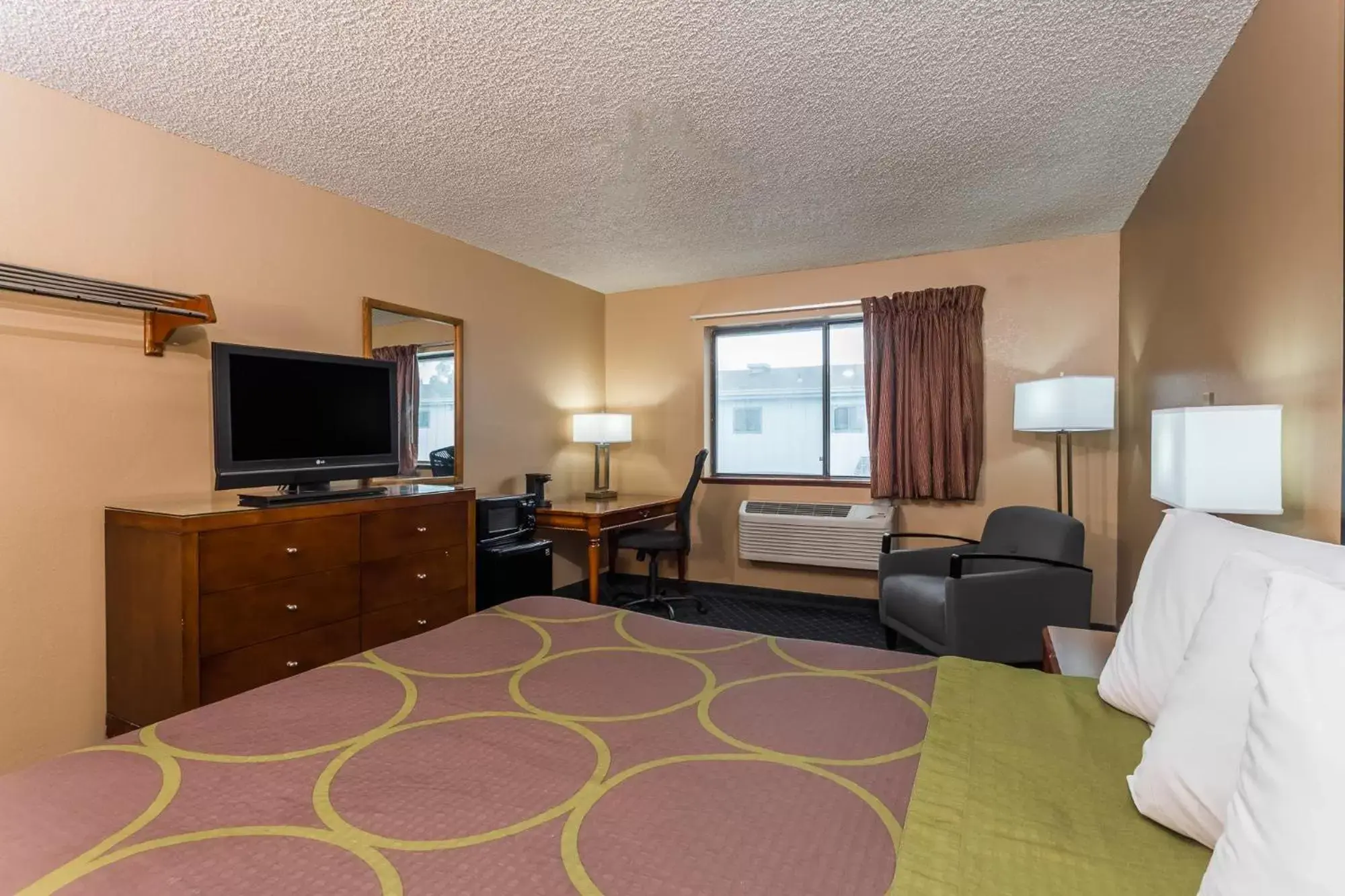 Photo of the whole room, TV/Entertainment Center in Super 8 by Wyndham Arcata